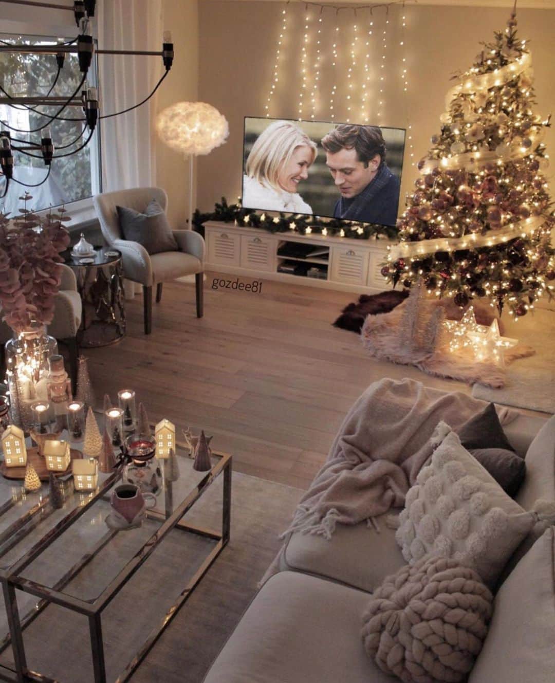 Crazy Roomsのインスタグラム：「Merry Christmas 🎄🎁 ft @gozdee81」