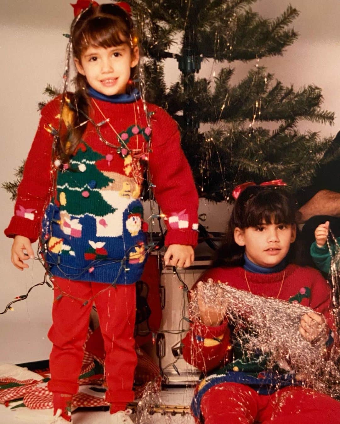 トーレイ・デヴィートのインスタグラム：「If 2020 was a Christmas card. You got us all tangled up and now you want us to smile?! Say cheese!! 😂 🎄」