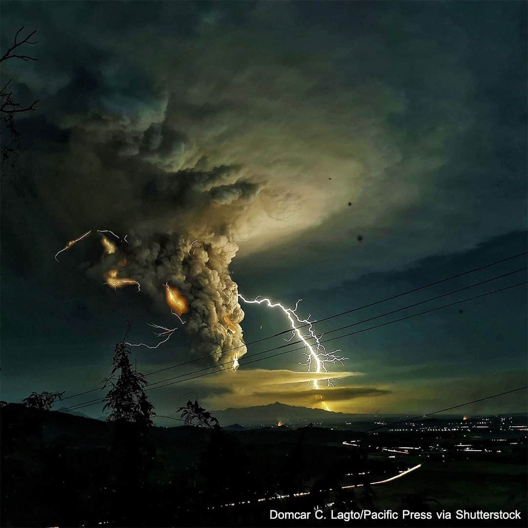 ABC Newsさんのインスタグラム写真 - (ABC NewsInstagram)「Lightning arcs near the column of smoke and ash as the Taal volcano erupted on January 12 in Batangas Province,  Philippines. Tap the link in bio for more of a year in pictures as selected by the ABC News photo editors. #yearinpictures #abcnews #endofyear」12月26日 7時30分 - abcnews