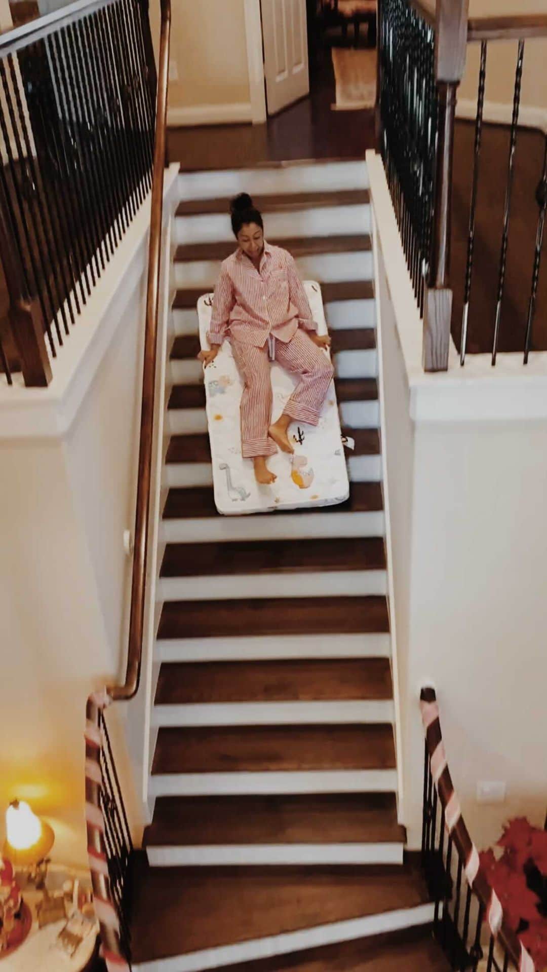 リザ・コッシーのインスタグラム：「the greatest gift of all... is the toddler mattress i gifted myself to stair sled • merry christmas y'all!」