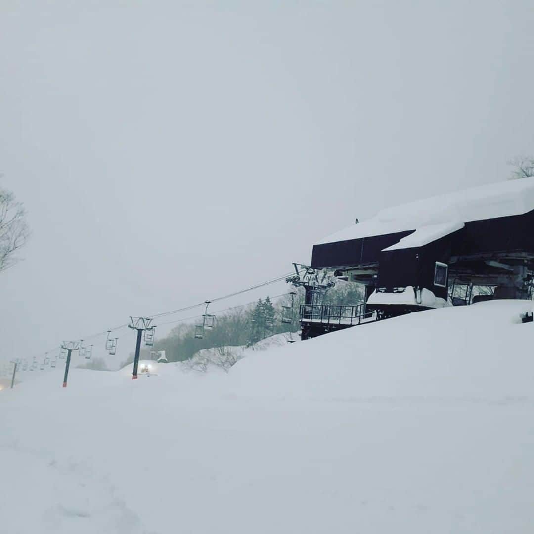 栂池高原スキー場さんのインスタグラム写真 - (栂池高原スキー場Instagram)「おはようございます！ ゴンドラ山頂より朝イチ情報です。 天候 雪、気温 -４℃、風 5m～7m、積雪 169㎝ 栂池は全面滑走可能ですよ～！ 今日もツガパウ楽しめそうです😊 #栂池高原 #栂池 #フリースキー #スノボー #tsugaike #hakubavalley #tsugaikekogen #tsugaikeskiresort」12月26日 7時31分 - tsugaike_kogen
