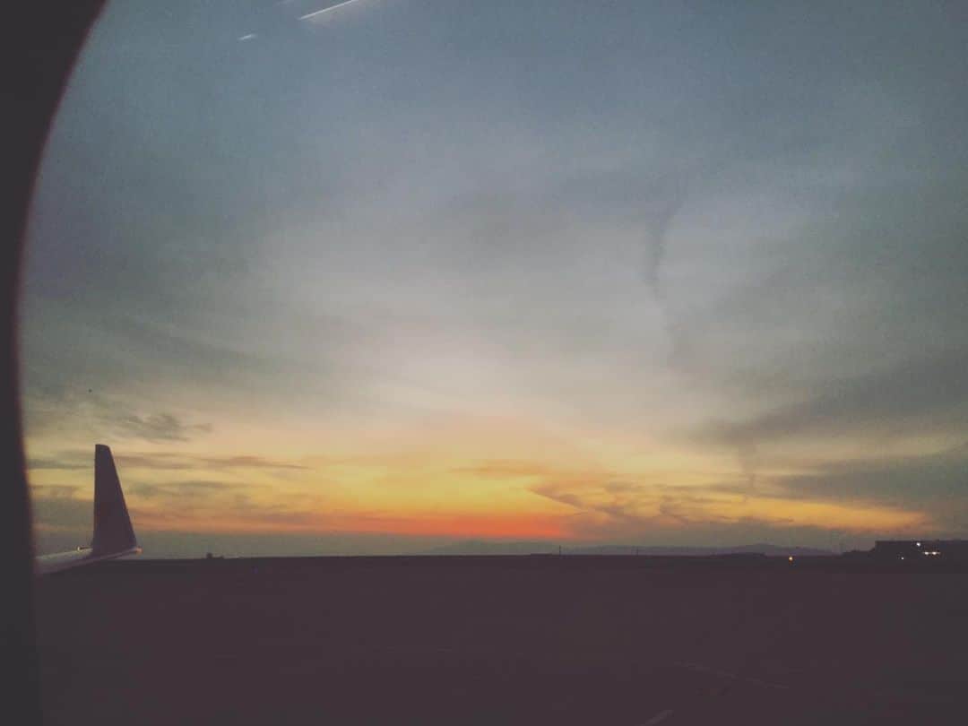 CHIPPRUSONのインスタグラム：「旅先から送られてくる写真。  クリスマスに不思議な出来ごとが起きた。私が、お店で支払いに困って泣いていると、この前パンを買いに来てくれた女性が入ってきた。その女性から、ちえさんのお店の為に使ってください、と、寄付をいただいた。彼女は、私はやりたいことがないけれどお金はある。ちえさんは、ちえさんにしか作れないパンがあって、もしもお金で悩みがなくなってパン作りが更に楽しくなるなら、どうぞ私のお金を役立ててください、と言ってくれた。私のスポンサーになってくれたMちゃんは旅人だ。私は、Mちゃんの言葉に驚きのあまり泣き崩れた。そんなことがあっていいのだろうか。こんな人が世の中にいることが、目の前で私の手を握って微笑む彼女は、パンの女神のように見えた。  神さまは、私にパンを焼いて欲しいに違いない。だって私の銀行口座には、後3万円しかなかった。7年間、ずっと店はこんな感じだ。私は赤字パン屋だ。なぜだろう。私には、経営が出来ない。何か大きく欠落しているものがあるのだと思う。  私の頭は、ものの仕組みや構造を考えることに適している。分析させたら、勝手にかなりいいラインまでいけるので、勉強したら専門家になるタイプだと思う。  出来ないこともある。お金とスケジュールの管理。とにかく苦手だ。いつも途中で混乱して分からなくなる。私の中では、あまり重要でないらしく、抜けていってしまう。  Mちゃんは言った。もっとスポンサーを探してくるね。ちえさんは、安心してゆっくり体を治して、パン作り楽しんで。だって、辛い状態で作ってるのに、こんなに美味しいだなんて信じられない。これは、ちえさんにしか出来ないことよ。  私とMちゃんは、その日から親友になった。世の中、不思議なことばかり起きる。リアルは、ドラマよりずっとおもしろいのかも。  2020年 12月23日」