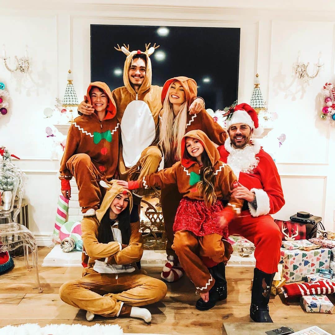 カンディー・ジョンソンさんのインスタグラム写真 - (カンディー・ジョンソンInstagram)「Merry Christmas from my family to yours...❤️  It makes my heart explode with love for every one of my onesie-wearing babies and my “Santa” @doctorford   I know this holiday doesn’t feel normal and Covid has made this year so “un-normal” and hard. Even if things don’t feel perfect, (*somehow I even accidentally posted the same picture twice here, just one with a weird color filter somehow🙈😂 oh well!) we all have to just find sparkles of joy in everything and find ways to make things as happy as we can! Just to share: we celebrated my Christmas (I’ll post more of it, but just enjoyed it without posting) on the 23rd, and drove the kids up to Tahoe on Christmas Eve day, so they could spend it with their dad. This year we couldn’t do Christmas like normal with all our family. But we had the best Christmas on the 23rd, we ate a take-out Christmas Eve dinner on the road, outside in 20 degree  weather with zero people in sight! And though it’s not normal...we made it as fun, awesome as we could and made memories.   If you’re alone, sad, feeling like this is un-normal...feel the hug I’m sending you and know your greatest Christmas might be next year! 2 years ago, I was alone on my mom’s couch in Nevada while my kids were at their dads and my mom wasn’t in California with my sister. I was crying and sad and no one on the internet knew, my heart was sad and I even got stood up for New Years plan...only God knew by the next Christmas I would have found my @doctorford and that this Christmas as a whole little family (even if it was on the 23rd -divorce and custody makes holidays require extra creativity!) Maybe you won’t even believe how different next year will be from this year! I hope my story gives someone hope❤️  And I know I’ll get DM’s about our onesies 😍...they are from @tipsyelves and the kids all slept in them too! #MerryChristmas #HappyHolidays」12月26日 7時33分 - kandeejohnson