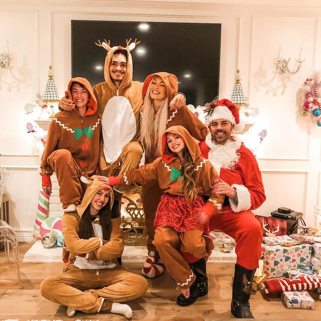 カンディー・ジョンソンさんのインスタグラム写真 - (カンディー・ジョンソンInstagram)「Merry Christmas from my family to yours...❤️  It makes my heart explode with love for every one of my onesie-wearing babies and my “Santa” @doctorford   I know this holiday doesn’t feel normal and Covid has made this year so “un-normal” and hard. Even if things don’t feel perfect, (*somehow I even accidentally posted the same picture twice here, just one with a weird color filter somehow🙈😂 oh well!) we all have to just find sparkles of joy in everything and find ways to make things as happy as we can! Just to share: we celebrated my Christmas (I’ll post more of it, but just enjoyed it without posting) on the 23rd, and drove the kids up to Tahoe on Christmas Eve day, so they could spend it with their dad. This year we couldn’t do Christmas like normal with all our family. But we had the best Christmas on the 23rd, we ate a take-out Christmas Eve dinner on the road, outside in 20 degree  weather with zero people in sight! And though it’s not normal...we made it as fun, awesome as we could and made memories.   If you’re alone, sad, feeling like this is un-normal...feel the hug I’m sending you and know your greatest Christmas might be next year! 2 years ago, I was alone on my mom’s couch in Nevada while my kids were at their dads and my mom wasn’t in California with my sister. I was crying and sad and no one on the internet knew, my heart was sad and I even got stood up for New Years plan...only God knew by the next Christmas I would have found my @doctorford and that this Christmas as a whole little family (even if it was on the 23rd -divorce and custody makes holidays require extra creativity!) Maybe you won’t even believe how different next year will be from this year! I hope my story gives someone hope❤️  And I know I’ll get DM’s about our onesies 😍...they are from @tipsyelves and the kids all slept in them too! #MerryChristmas #HappyHolidays」12月26日 7時33分 - kandeejohnson