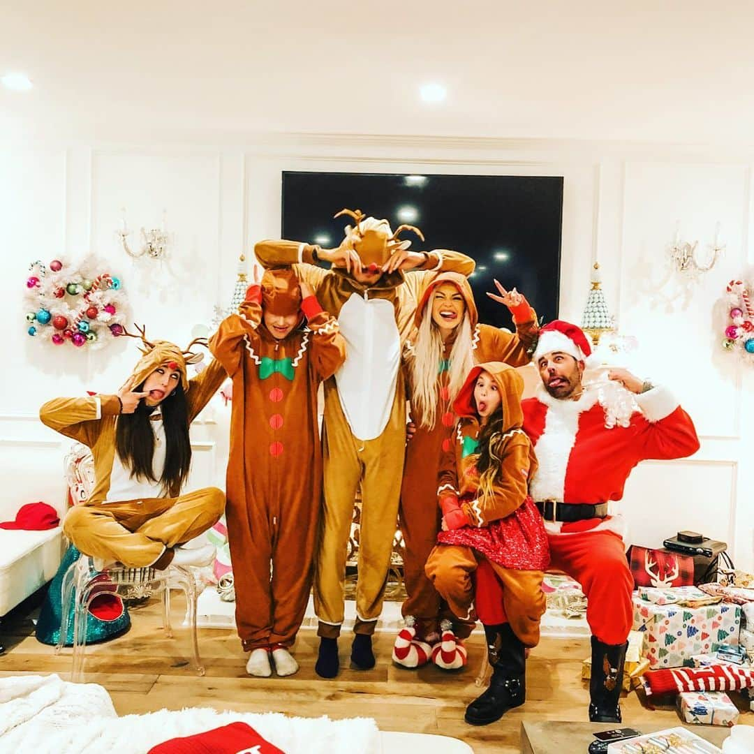 カンディー・ジョンソンさんのインスタグラム写真 - (カンディー・ジョンソンInstagram)「Merry Christmas from my family to yours...❤️  It makes my heart explode with love for every one of my onesie-wearing babies and my “Santa” @doctorford   I know this holiday doesn’t feel normal and Covid has made this year so “un-normal” and hard. Even if things don’t feel perfect, (*somehow I even accidentally posted the same picture twice here, just one with a weird color filter somehow🙈😂 oh well!) we all have to just find sparkles of joy in everything and find ways to make things as happy as we can! Just to share: we celebrated my Christmas (I’ll post more of it, but just enjoyed it without posting) on the 23rd, and drove the kids up to Tahoe on Christmas Eve day, so they could spend it with their dad. This year we couldn’t do Christmas like normal with all our family. But we had the best Christmas on the 23rd, we ate a take-out Christmas Eve dinner on the road, outside in 20 degree  weather with zero people in sight! And though it’s not normal...we made it as fun, awesome as we could and made memories.   If you’re alone, sad, feeling like this is un-normal...feel the hug I’m sending you and know your greatest Christmas might be next year! 2 years ago, I was alone on my mom’s couch in Nevada while my kids were at their dads and my mom wasn’t in California with my sister. I was crying and sad and no one on the internet knew, my heart was sad and I even got stood up for New Years plan...only God knew by the next Christmas I would have found my @doctorford and that this Christmas as a whole little family (even if it was on the 23rd -divorce and custody makes holidays require extra creativity!) Maybe you won’t even believe how different next year will be from this year! I hope my story gives someone hope❤️  And I know I’ll get DM’s about our onesies 😍...they are from @tipsyelves and the kids all slept in them too! #MerryChristmas #HappyHolidays」12月26日 7時33分 - kandeejohnson