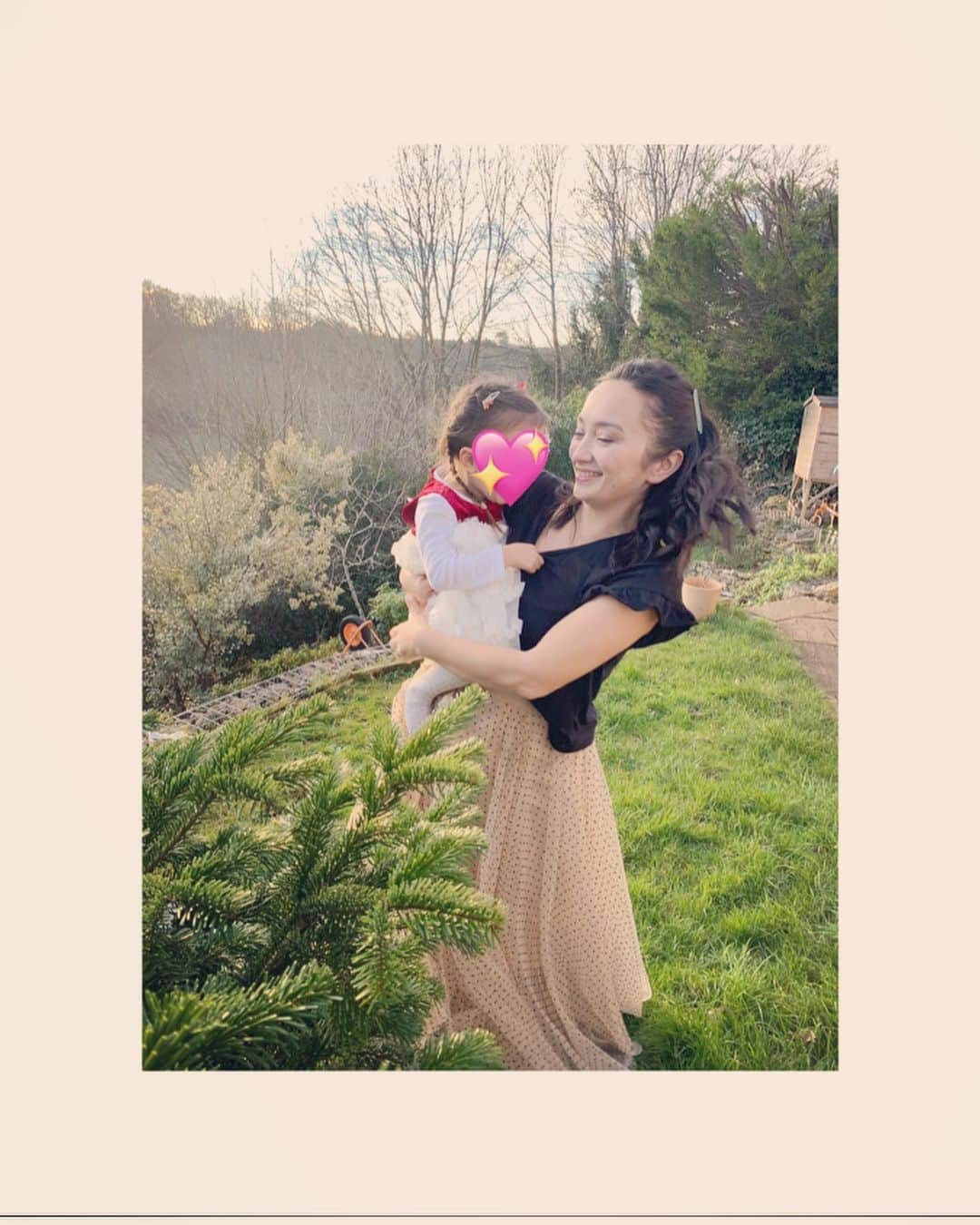 ダイアナ湯川さんのインスタグラム写真 - (ダイアナ湯川Instagram)「Merry Christmas 🎄 So thankful, grateful and blessed to have my little family 💫 The most gorgeous and magical day, especially witnessing our little people so full of festive cheer, innocence and beauty ❤️  Hope you’ve all felt the love today 🕊  . . . . #merrychristmas #family #love #happiness #blessed #thankful #hubby #daughters #wife #mama #covidchristmas」12月26日 7時34分 - diana.yukawa