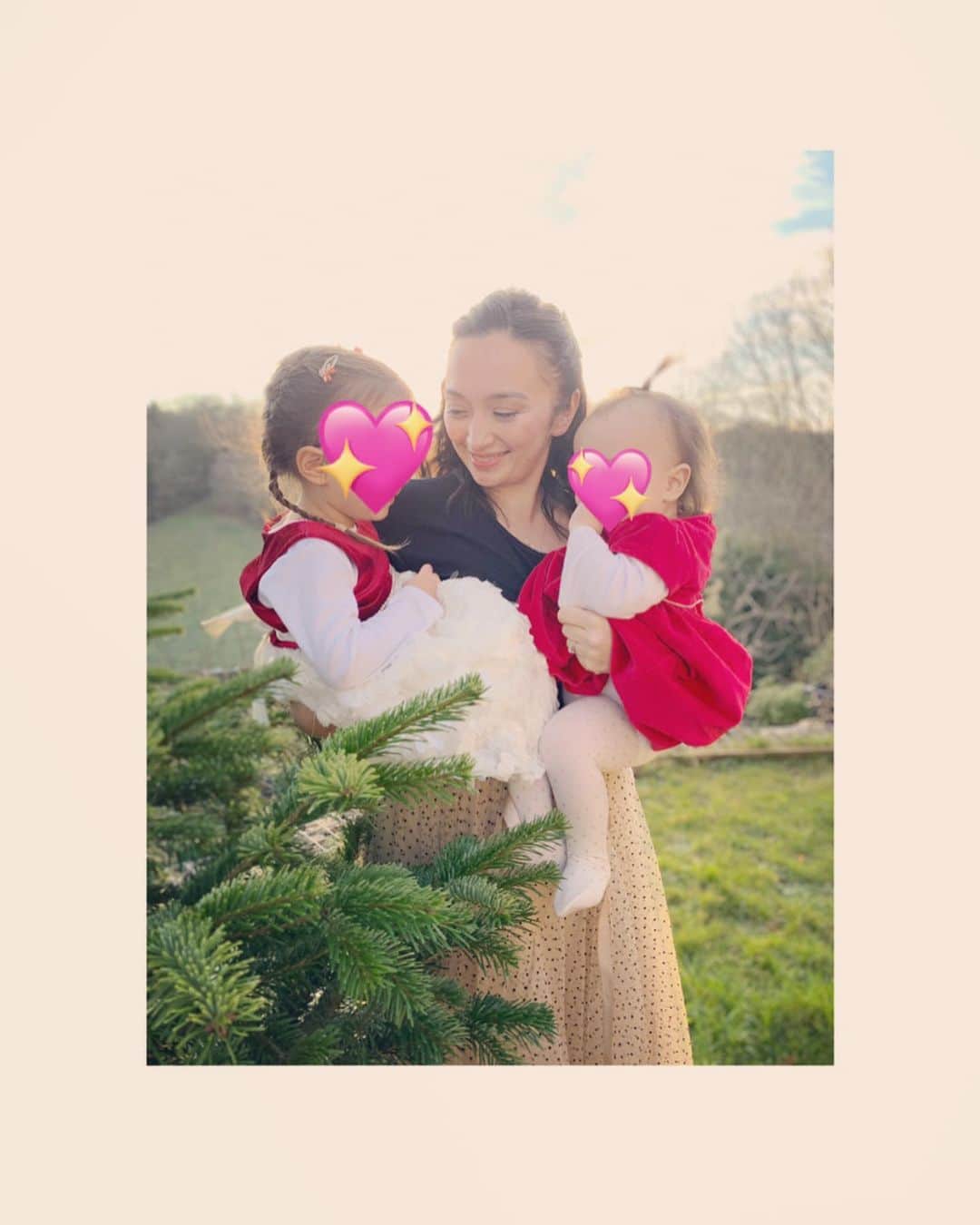 ダイアナ湯川さんのインスタグラム写真 - (ダイアナ湯川Instagram)「Merry Christmas 🎄 So thankful, grateful and blessed to have my little family 💫 The most gorgeous and magical day, especially witnessing our little people so full of festive cheer, innocence and beauty ❤️  Hope you’ve all felt the love today 🕊  . . . . #merrychristmas #family #love #happiness #blessed #thankful #hubby #daughters #wife #mama #covidchristmas」12月26日 7時34分 - diana.yukawa