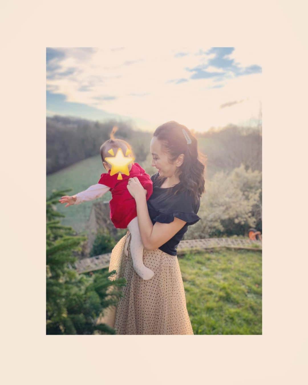 のインスタグラム：「Merry Christmas 🎄 So thankful, grateful and blessed to have my little family 💫 The most gorgeous and magical day, especially witnessing our little people so full of festive cheer, innocence and beauty ❤️  Hope you’ve all felt the love today 🕊  . . . . #merrychristmas #family #love #happiness #blessed #thankful #hubby #daughters #wife #mama #covidchristmas」