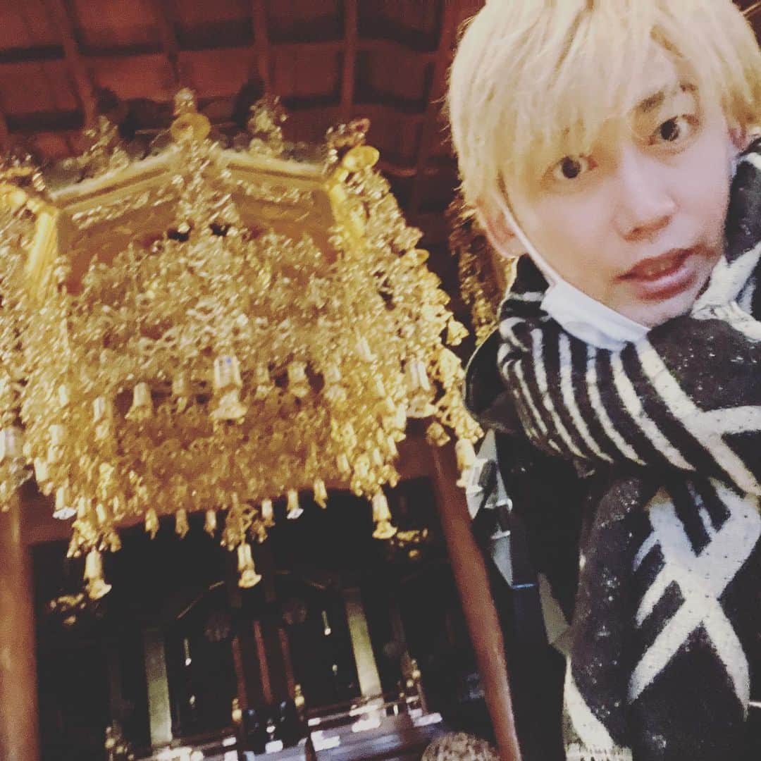 のインスタグラム：「福井県・天竜寺で行われた7日間の年末大摂心（禅修行）終わった！  詳しくは（おそらく）別途ブログにて。 曹洞宗のリトリートで連れて来られのるは、海外よりも遥かに遠い孤独な異世界。  毎日２１時３０分に寝て、午前２時に起床。約１５時間は坐禅して、７日間を過ごす修行です。 １日のほとんどの時間を過ごす僧堂では会話禁止、外気は氷点下だけど靴下禁止（マジかよ！）。超静かで、超寒い。  僕はふだんから毎日１時間以上瞑想する習慣を持ってるけど、それでもこのプログラムはそんなんまるで話にならないくらいスーパーハード。（だって１日中瞑想なんだよ？）  参加者はほぼ全員プロの僧侶。フル参加した非出家者は２人だけ（そりゃそうだよな）で、この明らかに場違いな金髪の小説家と、現地で知り合った日本のマインドフルネス界のトップランナー・荻野淳也さん。  帰りはみんなで温泉とサウナ入って、ひとりで永平寺参拝して、それから小松空港→羽田へ。  ほとんど思い出さなかったけど、街はクリスマス一色なのね。息子のプレゼントも無事届いてたみたいでホッと一息。  家に帰って荷解き前にあわててケーキを食べました。とびきり甘い、ショートケーキ。 ずいぶん遠くまで行ってたわ。  ただいま。  #リトリート #瞑想 #摂心 #天竜寺 #永平寺 #坐禅 #禅修行 #zen #retreat #temple  #瞑想後のサウナは整いかたかたが異次元」