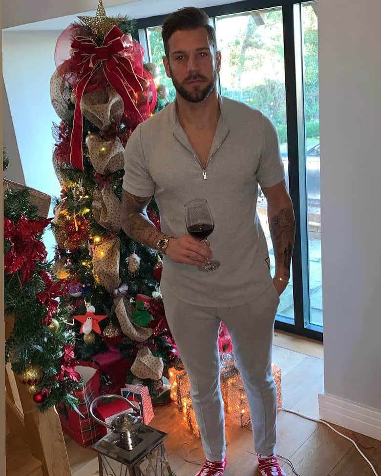のインスタグラム：「Merry Christmas guys 🍷」