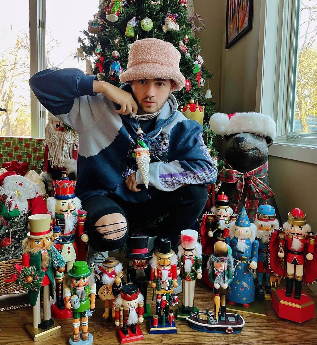 ジャック・ジョンソンのインスタグラム：「Feliz Navidad from me n the gang. Better hide your almonds 😤」