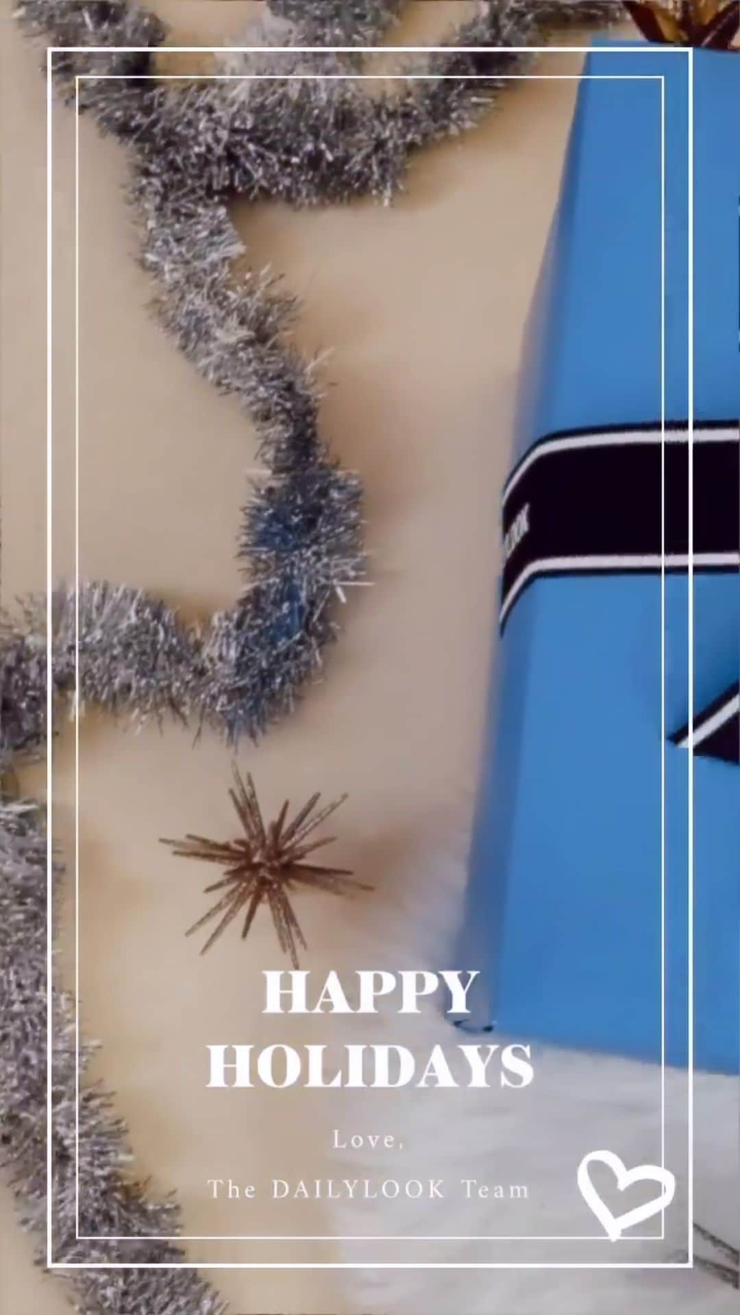 DAILYLOOKのインスタグラム：「Merry everything to you and yours! Love, Team DL 💙✨」