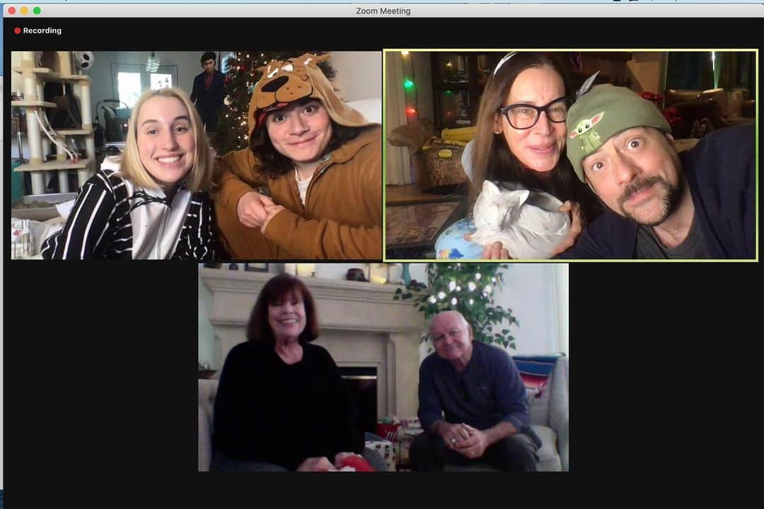 ケヴィン・スミスのインスタグラム：「CHRISTMAS 2020! For the first time since she was born, @jenschwalbach and I weren’t with our only begotten daughter on Christmas. But like most families this year, we had to @zoom in on the holiday! @austinzajur and the Kid are in Dallas, Nan and Pop are in Nevada and Jen and I are home. This is the first time in 21 years that we haven’t been together on #christmas - but we all wanted to play it safe (and socially distant), rather than sorry. All of my life, I’ve tried to engage in experiences that would not only help me grow as a person but also eventually serve as fodder for nostalgia and many memories. It’s safe to say that #christmas2020 - the year the world broke and we had to stay inside - will be forever memorable as fuck! #KevinSmith #christmas #family #christmaszoom #harleyquinnsmith」