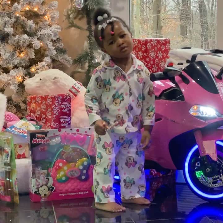 レミー・マーのインスタグラム：「🥰Christmas mood 🎄 💃🏾 @ReminisceMacKenzie  #MyBaby #RemyMa Sidebar: Her godfather @fatjoe skipped right over the bike phase and went straight for the motorcycle but ...she loves it Double Sidebar: I never heard this song in my life & neither has she but ...she loves it 😎」