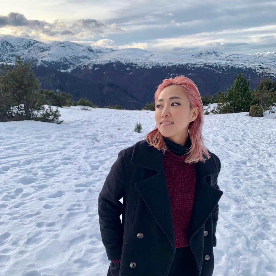 Tigarah e Lauraのインスタグラム：「Merry Christmas to you all!! Having an amazing Christmas holidays in South France at Pyrénées😍Hope you guys are having a great one too! 🎄😘🎅💓﻿ ﻿ #今年のクリスマスは南フランスのピレネー山脈で過ごしたよ﻿ #初めて来たけどアルプスに負けないくらい景色が最高過ぎる﻿ #みんなも素敵なクリスマスを！」