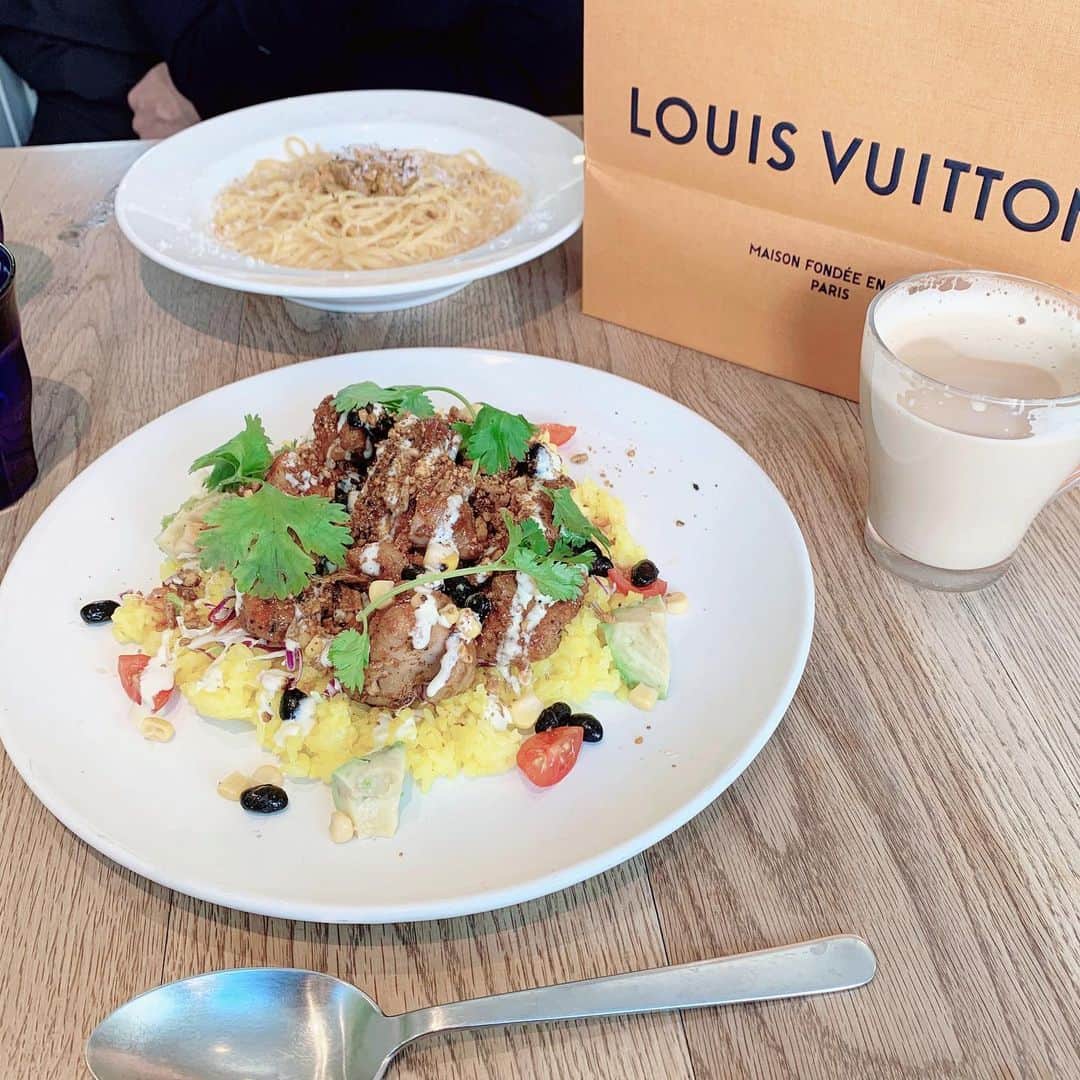 mariomi324さんのインスタグラム写真 - (mariomi324Instagram)「昨日パパと#クリスマスデート したよ👩‍❤️‍👨 午前中にお買い物とlunchしただけだけど、happyでした💕 その後、産後初の美容院💇‍♀️に行けてママの#ご褒美day になりました✨ ♡ ♡ ♡ ♡ #cafe #東京カフェ巡り#東京カフェ #東京カフェ部 #二子玉川カフェ #二子玉川ランチ #カフェスタグラム #ランチタイム #lunchtime #onthetable #カフェごはん #ロンハーマン #ロンハーマンカフェ #ronherman #cafestagram #ランチデート」12月26日 7時56分 - mario_ym324