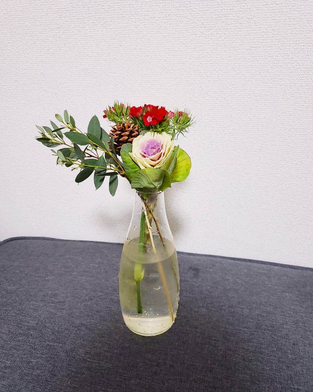 Hiromi Tomiiさんのインスタグラム写真 - (Hiromi TomiiInstagram)「. お疲れ様😊 . お花があるお部屋が好き😊 @bloomeelife  . . . 今週のお花が届いたよ(*^^*) . . 前のお花が元気がなくなってきたなーって頃に届くよん(*^^*)私は500円コースにしてる(*^^*) . . . 初回のお花お届けが無料になるクーポンはこちら ▼▼クーポンコード▼▼ ■クーポンコード：hiromi ■有効期限：2021年1月31日 . . . .  #フラワー #bloomeelife#花のある暮らし#お花のある暮らし #サブスク#自由華#お花好きな人と繋がりたい #写真好きな人と繋がりたい #カーネーション#スターチム#ヒペリカム#ナタネ」12月26日 7時54分 - hiromi.tomii