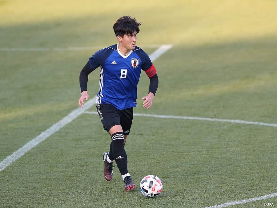 日本サッカー協会さんのインスタグラム写真 - (日本サッカー協会Instagram)「【2020.12.25 Training Match①📸】  キャンプ５日目を迎えた#U19日本代表 候補は12月25日(金)、関東大学選抜とトレーニングマッチを戦い、接戦の末3-2で逆転勝利を収めました。  試合当日の未明、U-19日本代表が出場を目指していたFIFA U-20ワールドカップ2021が、新型コロナウイルス感染拡大の理由で中止されると国際サッカー連盟（FIFA）から発表がありました。来年3月に行われる予定のAFC U-19選手権（FIFA　U-20ワールドカップ予選を兼ねる）についてアジアサッカー連盟（AFC）より開催可否の発表がない中、チームはAFC U-19選手権の開催を前提に活動を継続し、トレーニングマッチも予定通り行いました。  選手たちはウォーミングアップから集中した面持ちで試合に臨みます。「今まで継続してやってきたこと、前回の試合の課題を克服しながら目の前の試合に集中して挑もう」と#影山雅永 監督から送り出されたU-19日本代表候補は4-4-2のフォーメーションで臨みます。  GKは#小久保玲央ブライアン (SLベンフィカ)、バックラインは右からDF#中村拓海 (ＦＣ東京)、DF#西尾隆矢 (セレッソ大阪)、DF#山﨑大地 (順天堂大)、DF#バングーナガンデ佳史扶 (ＦＣ東京)の4選手。MF#松岡大起 選手(サガン鳥栖)とMF#山本理仁 選手(東京ヴェルディ)がダブルボランチでタッグを組みます。2列目ワイドの位置には右にMF#荒木遼太郎 (鹿島アントラーズ)、左にMF#鈴木唯人 (清水エスパルス)の各選手。前線ではFW#唐山翔自 選手(ガンバ大阪)とFW#大森真 選手(順天堂大)が2トップを任されました。  2日前のトレーニングマッチの対戦相手と比べてフィジカルも、寄せの早さも上回る関東大学選抜は序盤から日本を苦しめます。試合開始8分、相手CKをクリアしきれず、ミドルレンジからシュートを決められ先制を許します。この相手のゴールから日本はリズムを上げ、再三光る攻撃を見せますがゴールまであと一歩及びません。  そして30分に4選手を変更。センターバックは#佐古真礼 選手(東京ヴェルディユース)と#鈴木海音 選手(ジュビロ磐田U-18)がコンビを組み、松岡選手に代わってMF#田中聡 選手(湘南ベルマーレU-18)がボランチに入り、右に#武田英寿 選手(浦和レッズ)が入りました。この後も山本選手、唐山選手が決定機を迎えますが枠を捉えきれません。そのまま0-1のビハインドで前半を終えます。ハーフタイムに影山監督から「このままじゃ終われない。焦る必要は全くない。冷静に心を研ぎ澄まし、狙い所を見定めよう。ひっくり返そう」と背中を押された日本は前半終盤の勢いを後半に繋げます。  #daihyo #jfa」12月26日 8時05分 - japanfootballassociation