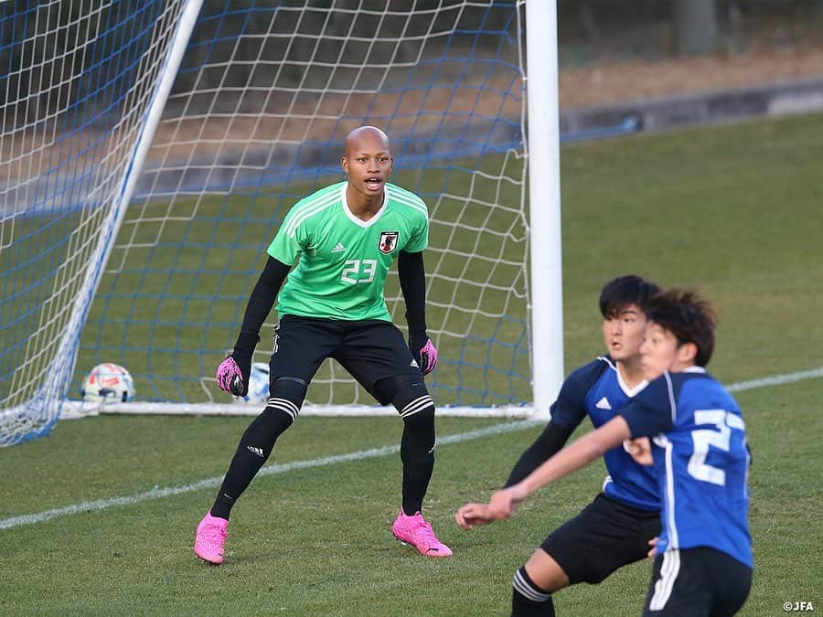 日本サッカー協会さんのインスタグラム写真 - (日本サッカー協会Instagram)「【2020.12.25 Training Match①📸】  キャンプ５日目を迎えた#U19日本代表 候補は12月25日(金)、関東大学選抜とトレーニングマッチを戦い、接戦の末3-2で逆転勝利を収めました。  試合当日の未明、U-19日本代表が出場を目指していたFIFA U-20ワールドカップ2021が、新型コロナウイルス感染拡大の理由で中止されると国際サッカー連盟（FIFA）から発表がありました。来年3月に行われる予定のAFC U-19選手権（FIFA　U-20ワールドカップ予選を兼ねる）についてアジアサッカー連盟（AFC）より開催可否の発表がない中、チームはAFC U-19選手権の開催を前提に活動を継続し、トレーニングマッチも予定通り行いました。  選手たちはウォーミングアップから集中した面持ちで試合に臨みます。「今まで継続してやってきたこと、前回の試合の課題を克服しながら目の前の試合に集中して挑もう」と#影山雅永 監督から送り出されたU-19日本代表候補は4-4-2のフォーメーションで臨みます。  GKは#小久保玲央ブライアン (SLベンフィカ)、バックラインは右からDF#中村拓海 (ＦＣ東京)、DF#西尾隆矢 (セレッソ大阪)、DF#山﨑大地 (順天堂大)、DF#バングーナガンデ佳史扶 (ＦＣ東京)の4選手。MF#松岡大起 選手(サガン鳥栖)とMF#山本理仁 選手(東京ヴェルディ)がダブルボランチでタッグを組みます。2列目ワイドの位置には右にMF#荒木遼太郎 (鹿島アントラーズ)、左にMF#鈴木唯人 (清水エスパルス)の各選手。前線ではFW#唐山翔自 選手(ガンバ大阪)とFW#大森真 選手(順天堂大)が2トップを任されました。  2日前のトレーニングマッチの対戦相手と比べてフィジカルも、寄せの早さも上回る関東大学選抜は序盤から日本を苦しめます。試合開始8分、相手CKをクリアしきれず、ミドルレンジからシュートを決められ先制を許します。この相手のゴールから日本はリズムを上げ、再三光る攻撃を見せますがゴールまであと一歩及びません。  そして30分に4選手を変更。センターバックは#佐古真礼 選手(東京ヴェルディユース)と#鈴木海音 選手(ジュビロ磐田U-18)がコンビを組み、松岡選手に代わってMF#田中聡 選手(湘南ベルマーレU-18)がボランチに入り、右に#武田英寿 選手(浦和レッズ)が入りました。この後も山本選手、唐山選手が決定機を迎えますが枠を捉えきれません。そのまま0-1のビハインドで前半を終えます。ハーフタイムに影山監督から「このままじゃ終われない。焦る必要は全くない。冷静に心を研ぎ澄まし、狙い所を見定めよう。ひっくり返そう」と背中を押された日本は前半終盤の勢いを後半に繋げます。  #daihyo #jfa」12月26日 8時05分 - japanfootballassociation