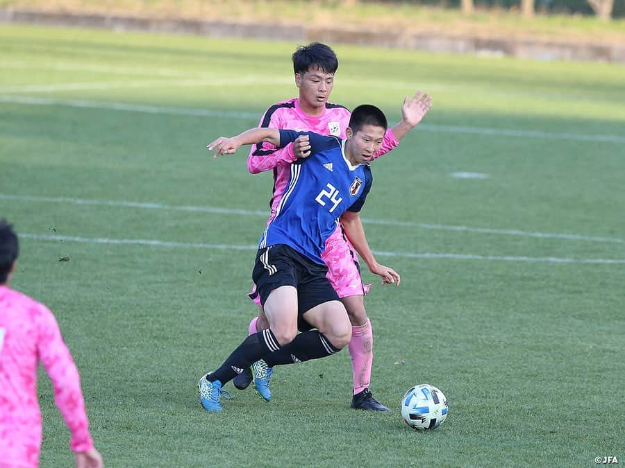 日本サッカー協会さんのインスタグラム写真 - (日本サッカー協会Instagram)「【2020.12.25 Training Match①📸】  キャンプ５日目を迎えた#U19日本代表 候補は12月25日(金)、関東大学選抜とトレーニングマッチを戦い、接戦の末3-2で逆転勝利を収めました。  試合当日の未明、U-19日本代表が出場を目指していたFIFA U-20ワールドカップ2021が、新型コロナウイルス感染拡大の理由で中止されると国際サッカー連盟（FIFA）から発表がありました。来年3月に行われる予定のAFC U-19選手権（FIFA　U-20ワールドカップ予選を兼ねる）についてアジアサッカー連盟（AFC）より開催可否の発表がない中、チームはAFC U-19選手権の開催を前提に活動を継続し、トレーニングマッチも予定通り行いました。  選手たちはウォーミングアップから集中した面持ちで試合に臨みます。「今まで継続してやってきたこと、前回の試合の課題を克服しながら目の前の試合に集中して挑もう」と#影山雅永 監督から送り出されたU-19日本代表候補は4-4-2のフォーメーションで臨みます。  GKは#小久保玲央ブライアン (SLベンフィカ)、バックラインは右からDF#中村拓海 (ＦＣ東京)、DF#西尾隆矢 (セレッソ大阪)、DF#山﨑大地 (順天堂大)、DF#バングーナガンデ佳史扶 (ＦＣ東京)の4選手。MF#松岡大起 選手(サガン鳥栖)とMF#山本理仁 選手(東京ヴェルディ)がダブルボランチでタッグを組みます。2列目ワイドの位置には右にMF#荒木遼太郎 (鹿島アントラーズ)、左にMF#鈴木唯人 (清水エスパルス)の各選手。前線ではFW#唐山翔自 選手(ガンバ大阪)とFW#大森真 選手(順天堂大)が2トップを任されました。  2日前のトレーニングマッチの対戦相手と比べてフィジカルも、寄せの早さも上回る関東大学選抜は序盤から日本を苦しめます。試合開始8分、相手CKをクリアしきれず、ミドルレンジからシュートを決められ先制を許します。この相手のゴールから日本はリズムを上げ、再三光る攻撃を見せますがゴールまであと一歩及びません。  そして30分に4選手を変更。センターバックは#佐古真礼 選手(東京ヴェルディユース)と#鈴木海音 選手(ジュビロ磐田U-18)がコンビを組み、松岡選手に代わってMF#田中聡 選手(湘南ベルマーレU-18)がボランチに入り、右に#武田英寿 選手(浦和レッズ)が入りました。この後も山本選手、唐山選手が決定機を迎えますが枠を捉えきれません。そのまま0-1のビハインドで前半を終えます。ハーフタイムに影山監督から「このままじゃ終われない。焦る必要は全くない。冷静に心を研ぎ澄まし、狙い所を見定めよう。ひっくり返そう」と背中を押された日本は前半終盤の勢いを後半に繋げます。  #daihyo #jfa」12月26日 8時05分 - japanfootballassociation