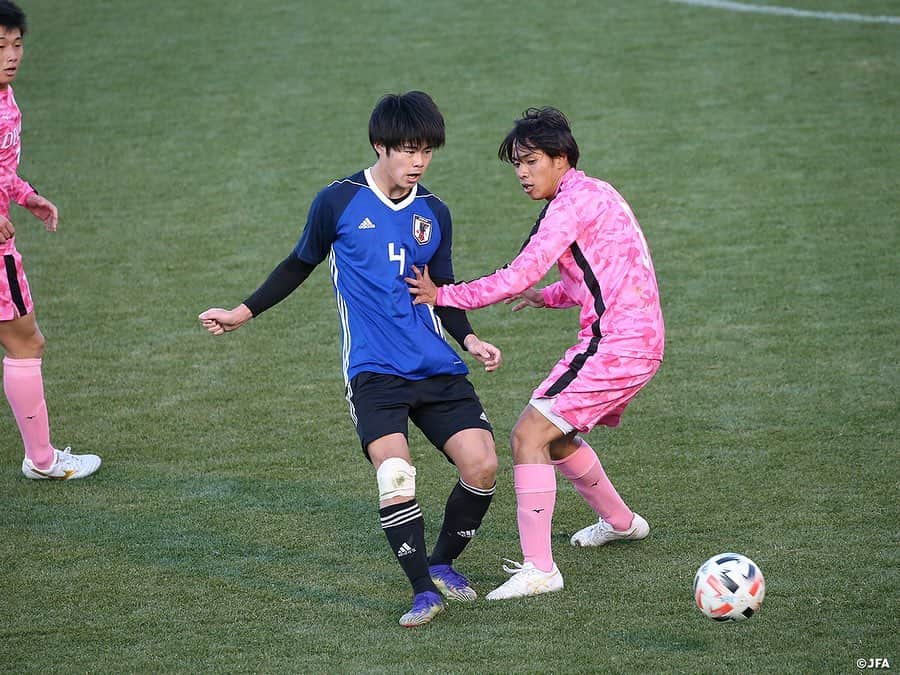 日本サッカー協会さんのインスタグラム写真 - (日本サッカー協会Instagram)「【2020.12.25 Training Match①📸】  キャンプ５日目を迎えた#U19日本代表 候補は12月25日(金)、関東大学選抜とトレーニングマッチを戦い、接戦の末3-2で逆転勝利を収めました。  試合当日の未明、U-19日本代表が出場を目指していたFIFA U-20ワールドカップ2021が、新型コロナウイルス感染拡大の理由で中止されると国際サッカー連盟（FIFA）から発表がありました。来年3月に行われる予定のAFC U-19選手権（FIFA　U-20ワールドカップ予選を兼ねる）についてアジアサッカー連盟（AFC）より開催可否の発表がない中、チームはAFC U-19選手権の開催を前提に活動を継続し、トレーニングマッチも予定通り行いました。  選手たちはウォーミングアップから集中した面持ちで試合に臨みます。「今まで継続してやってきたこと、前回の試合の課題を克服しながら目の前の試合に集中して挑もう」と#影山雅永 監督から送り出されたU-19日本代表候補は4-4-2のフォーメーションで臨みます。  GKは#小久保玲央ブライアン (SLベンフィカ)、バックラインは右からDF#中村拓海 (ＦＣ東京)、DF#西尾隆矢 (セレッソ大阪)、DF#山﨑大地 (順天堂大)、DF#バングーナガンデ佳史扶 (ＦＣ東京)の4選手。MF#松岡大起 選手(サガン鳥栖)とMF#山本理仁 選手(東京ヴェルディ)がダブルボランチでタッグを組みます。2列目ワイドの位置には右にMF#荒木遼太郎 (鹿島アントラーズ)、左にMF#鈴木唯人 (清水エスパルス)の各選手。前線ではFW#唐山翔自 選手(ガンバ大阪)とFW#大森真 選手(順天堂大)が2トップを任されました。  2日前のトレーニングマッチの対戦相手と比べてフィジカルも、寄せの早さも上回る関東大学選抜は序盤から日本を苦しめます。試合開始8分、相手CKをクリアしきれず、ミドルレンジからシュートを決められ先制を許します。この相手のゴールから日本はリズムを上げ、再三光る攻撃を見せますがゴールまであと一歩及びません。  そして30分に4選手を変更。センターバックは#佐古真礼 選手(東京ヴェルディユース)と#鈴木海音 選手(ジュビロ磐田U-18)がコンビを組み、松岡選手に代わってMF#田中聡 選手(湘南ベルマーレU-18)がボランチに入り、右に#武田英寿 選手(浦和レッズ)が入りました。この後も山本選手、唐山選手が決定機を迎えますが枠を捉えきれません。そのまま0-1のビハインドで前半を終えます。ハーフタイムに影山監督から「このままじゃ終われない。焦る必要は全くない。冷静に心を研ぎ澄まし、狙い所を見定めよう。ひっくり返そう」と背中を押された日本は前半終盤の勢いを後半に繋げます。  #daihyo #jfa」12月26日 8時05分 - japanfootballassociation