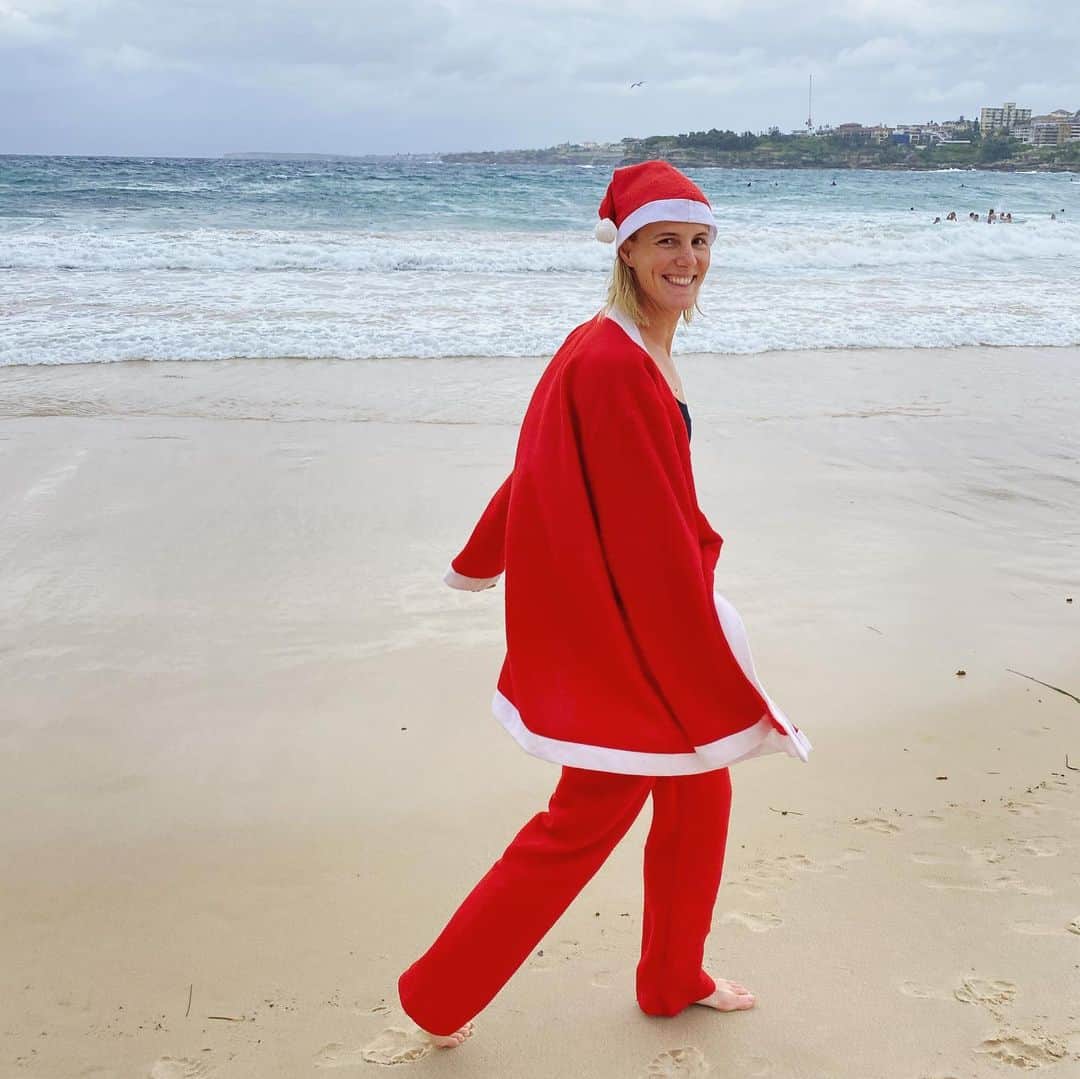 ブロンテ・キャンベルのインスタグラム：「What’s Christmas without a swim?  Hope everyone had a safe and happy Christmas 🎄 ✌️」