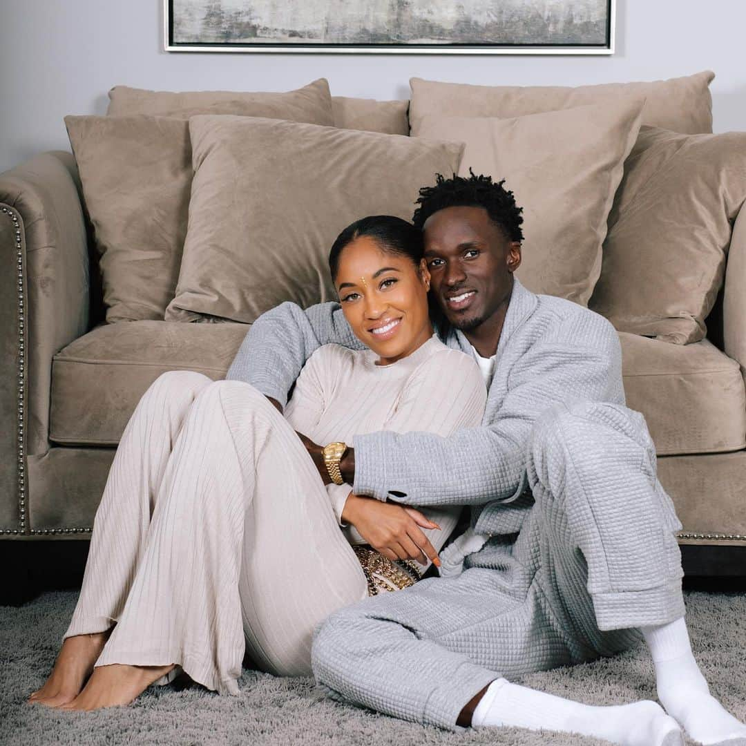 クィーン・ハリソンのインスタグラム：「CHRISTMAS WITH THE CLAYES ❤️ (but make it COZY!) @willclaye and I want to wish everyone a Merry Christmas and a safe holiday season ❤️ #homefortheholidays #merrychristmas #cozy」