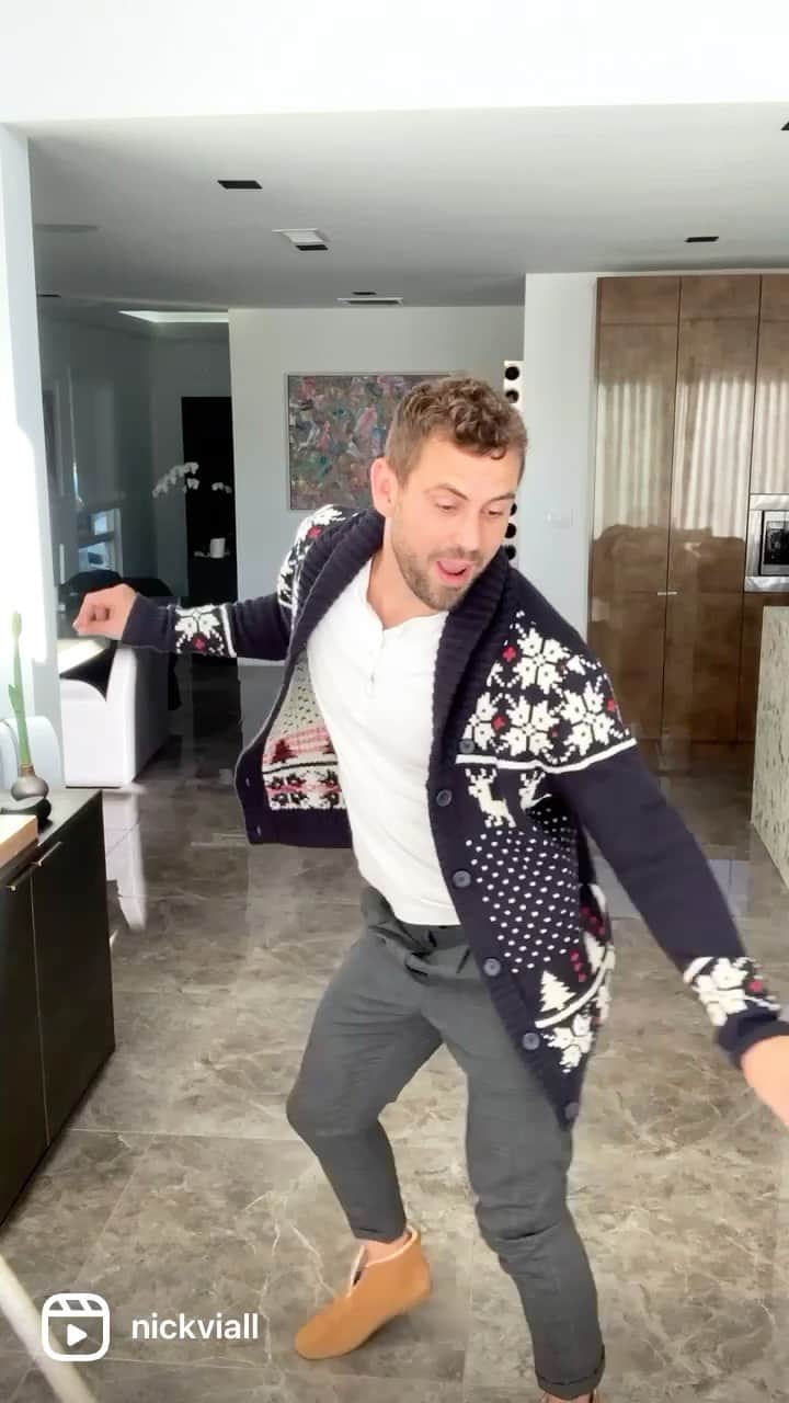 ニック・ビオールのインスタグラム：「Alone will not stop me from enjoying Christmas. I  hope nothing stops you. Merry Christmas!」