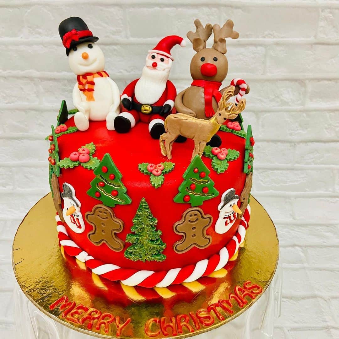 SUPER CAKESのインスタグラム：「Let’s have a sweet ending to 2020!! Count memories, not calories 🎂 😋 🤤 #christmasCake #xmastree #christmascake #christmas2020 #christmastreecake #christmasmusthave #dohabaker #bakinglove #baker #sugardelights #cakebaker #cake #christmasessentials #homebaker #cakephotography #instacake #instamood #instadesserts #instaphotography」