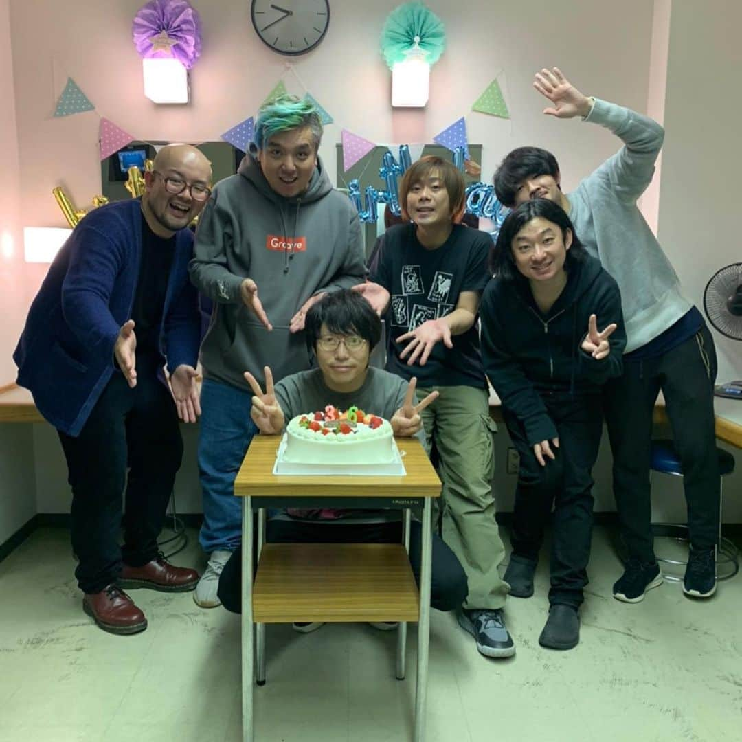 DUTTCHさんのインスタグラム写真 - (DUTTCHInstagram)「優くん誕生日おめでとう🎂  またみんなで音出せるように🤘  #高橋優 #チーム高橋 #平畑徹也  #小島剛広  #池窪浩一  #須磨和声 #duttch」12月26日 7時57分 - uzmkduttch