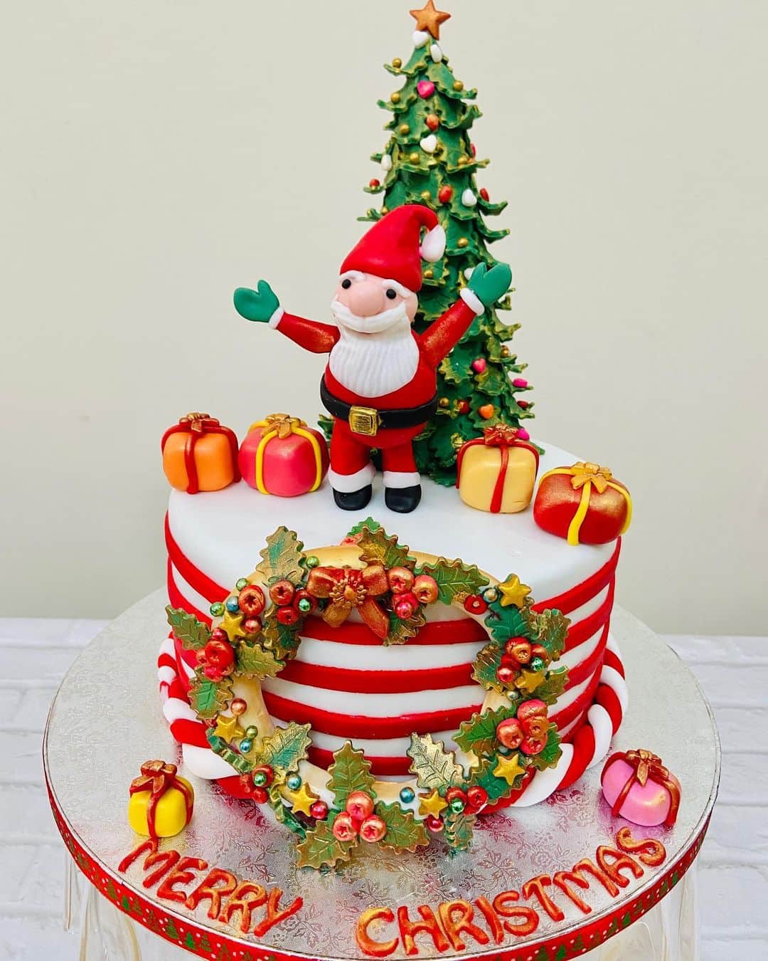 SUPER CAKESのインスタグラム：「Desserts are the fairy tales of the kitchen “A Happily Ever After “to the next Christmas... 🎂 😋 🤤 #christmasCake #xmastree #christmascake #christmas2020 #christmastreecake #christmasmusthave #dohabaker #bakinglove #baker #sugardelights #cakebaker #cake #christmasessentials #homebaker #cakephotography #instacake #instamood #instadesserts #instaphotography」