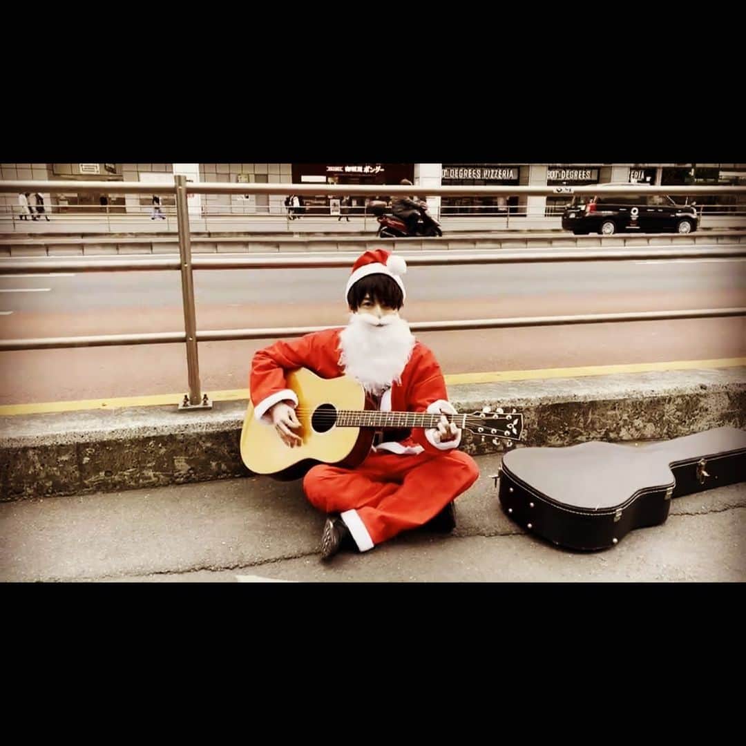 小池徹平さんのインスタグラム写真 - (小池徹平Instagram)「皆さんいいクリスマス過ごせましたか？ てっちゃんねるでは小池サンタは路上で「白い恋人達」を演奏させてもらいました🎅 なんだかんだ楽しかったです。笑  #小池さん家のてっちゃんねる #クリスマス #白い恋人達 #弾き語り #カバー #くちのまわりだけあったかい」12月26日 7時59分 - teppei.koike_official