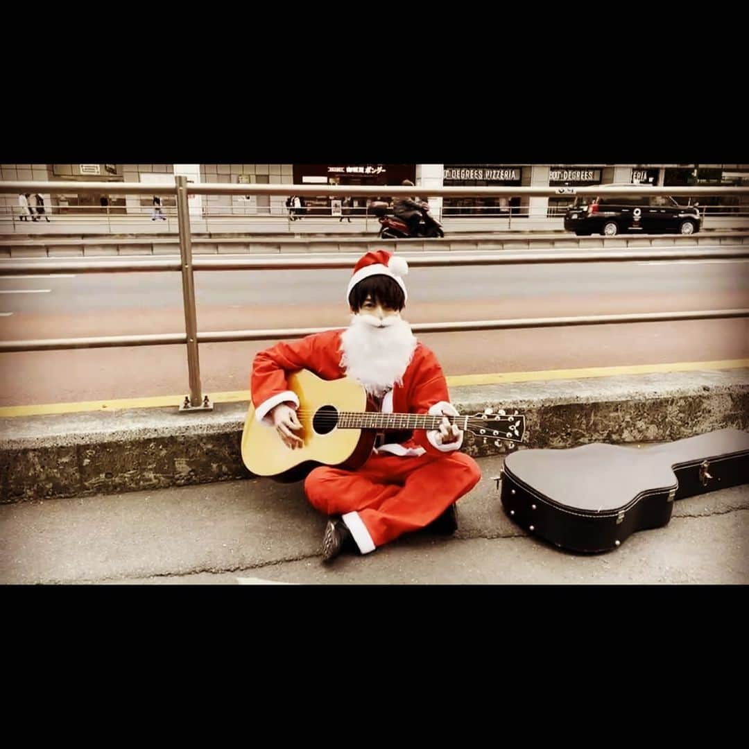 小池徹平のインスタグラム：「皆さんいいクリスマス過ごせましたか？ てっちゃんねるでは小池サンタは路上で「白い恋人達」を演奏させてもらいました🎅 なんだかんだ楽しかったです。笑  #小池さん家のてっちゃんねる #クリスマス #白い恋人達 #弾き語り #カバー #くちのまわりだけあったかい」