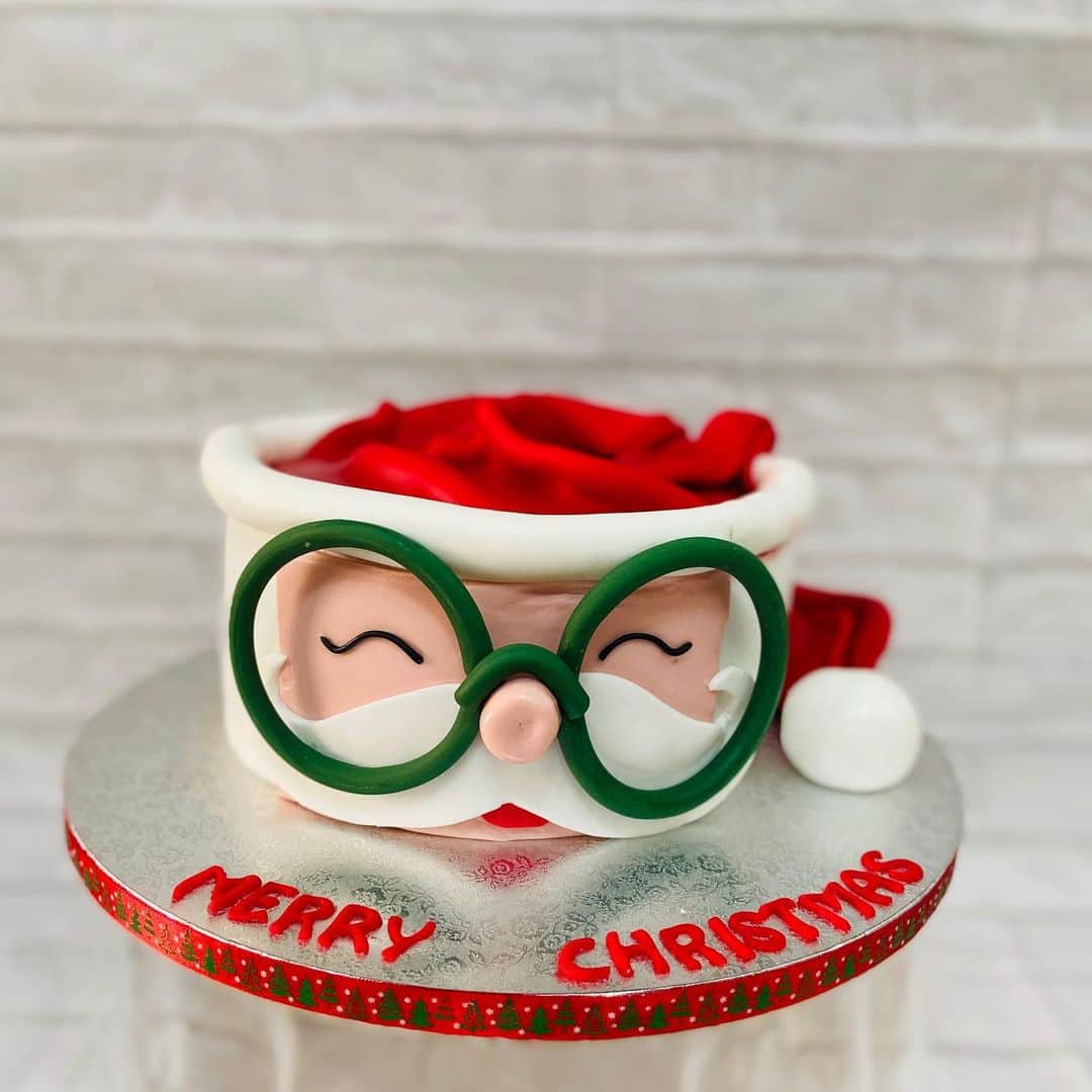 SUPER CAKESのインスタグラム：「Let’s have a sweet ending to 2020!! Count memories, not calories 🎂 😋 🤤 #christmasCake #xmastree #christmascake #christmas2020 #christmastreecake #christmasmusthave #dohabaker #bakinglove #baker #sugardelights #cakebaker #cake #christmasessentials #homebaker #cakephotography #instacake #instamood #instadesserts #instaphotography #qatarbaker」