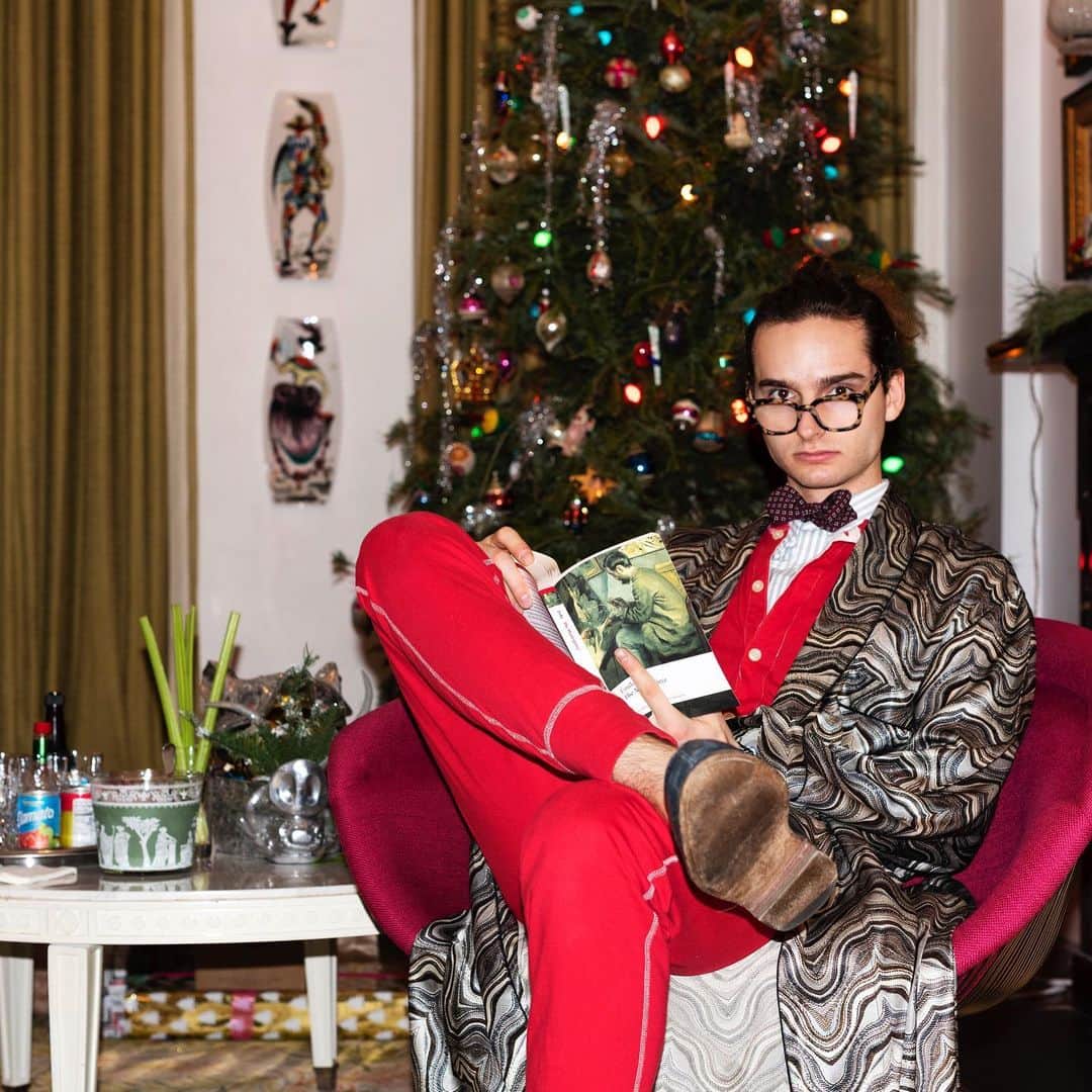ナネットレポーのインスタグラム：「Chilled out Christmas with Bloody Marys and books 🎄Happy Holidays!」