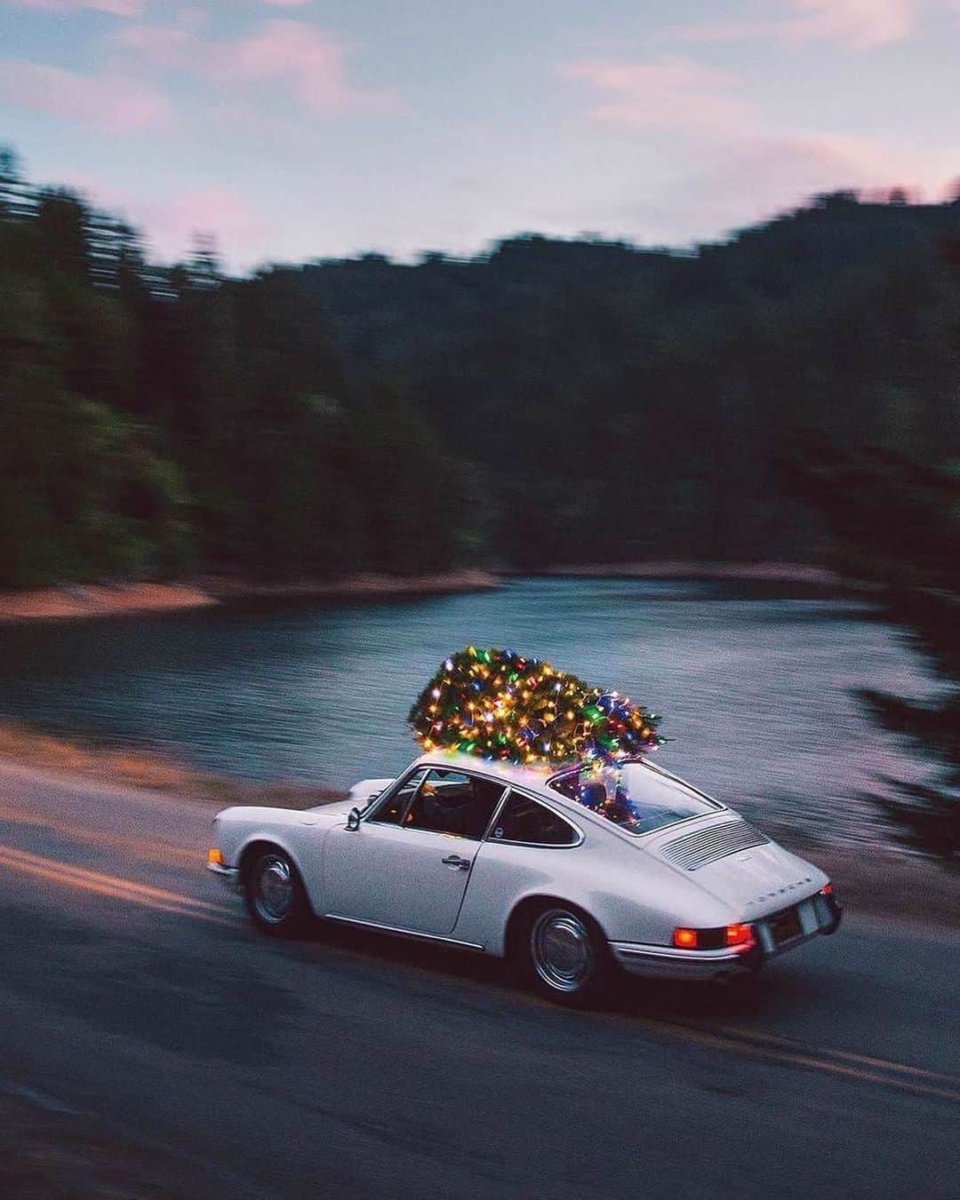 のインスタグラム：「christmas crusin’🎄 c/o: @simplicityarchives  #christmas #inspo #happyholidays #festive」
