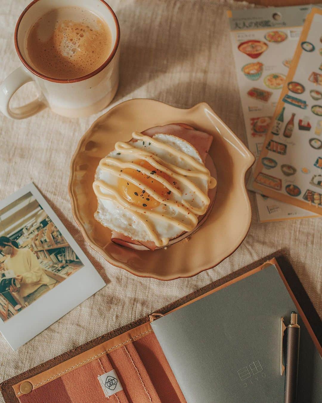 W E Y L I Eのインスタグラム：「I couldn’t resist taking a photo of Wah’s perfect sandwich 🥪 I hope you’re all having a cozy & toasty holiday! ⛄️」