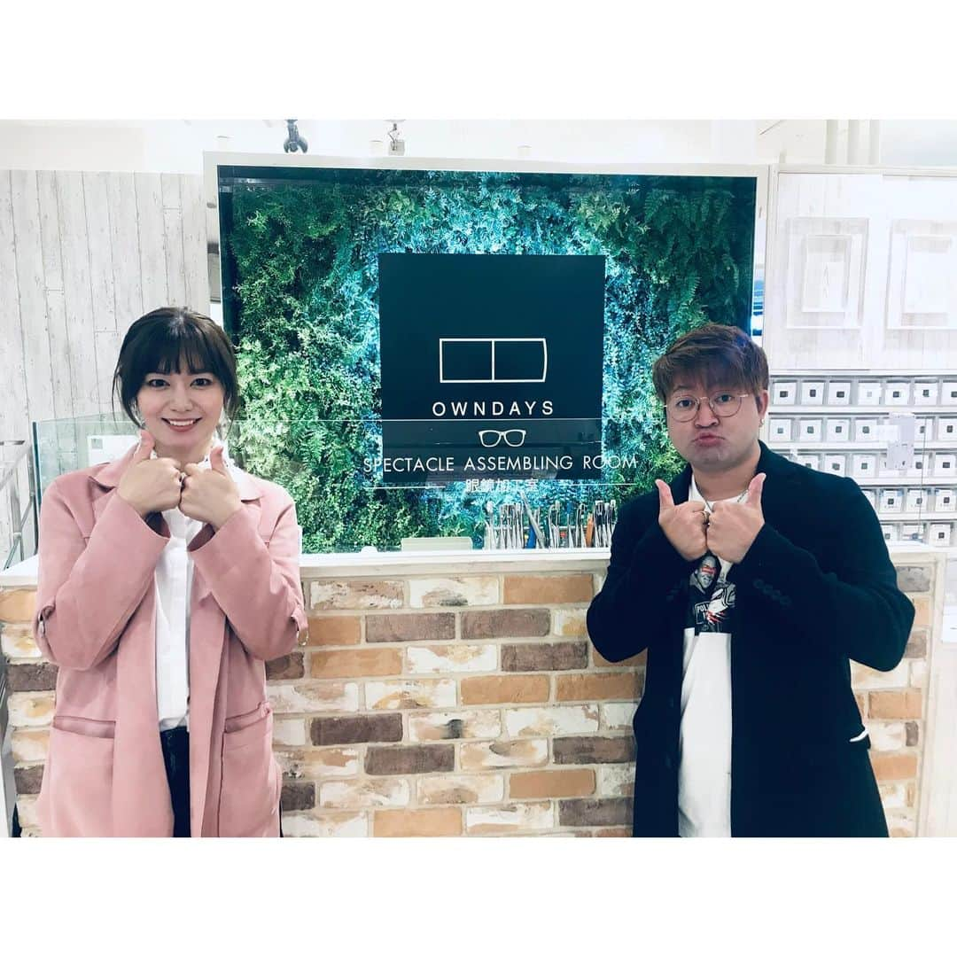 川満アンリさんのインスタグラム写真 - (川満アンリInstagram)「ずっと一緒にラジオをしていたもーりーと会えました。そして久しぶりのこのポーズ❗️嬉しかった😭🌸 今日のひーぷーホップでその様子が放送されます😊💓（たぶんw） きっと、リスナーのみなさんにとっては久しぶりな雰囲気になっているんじゃないかなぁ・・♪ 18:00からです。ぜひご覧ください❤️ #ひーぷーホップ #沖縄テレビ #OTV #城間盛次 #もーりー  #こきざみインディアン #川満アンリ #出演情報 #グーミー #夢を与える城間盛次」12月26日 8時06分 - anly_lalala