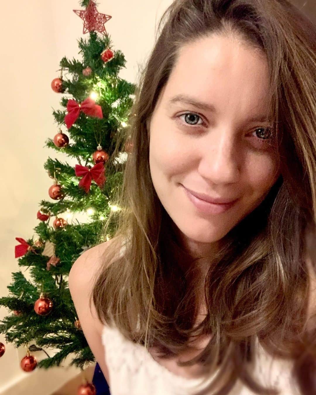 ナタリア・ディルのインスタグラム：「Passando aqui no finzinho do natal pra desejar muito amor pra vcs! 🎄」