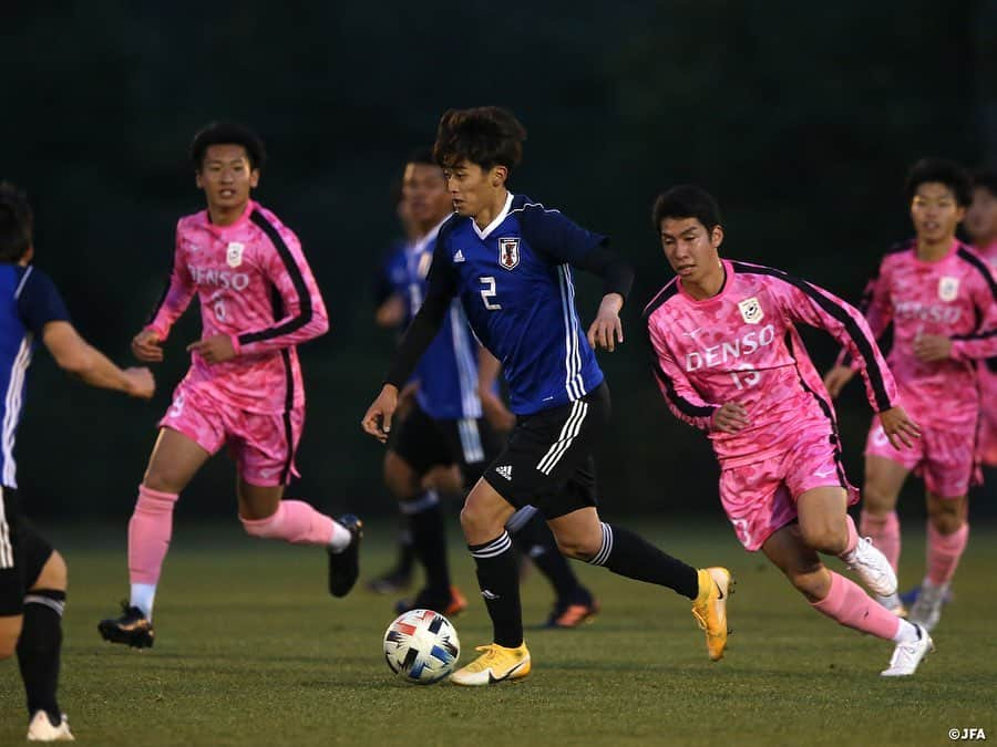 日本サッカー協会さんのインスタグラム写真 - (日本サッカー協会Instagram)「【2020.12.25 Training Match②📸】  キャンプ５日目を迎えた#U19日本代表 候補は12月25日(金)、関東大学選抜とトレーニングマッチを戦い、接戦の末3-2で逆転勝利を収めました。  後半開始と同時にさらに7人を入れ替え、GKは#鈴木彩艶 選手(浦和ユース)、右サイドバックに#成瀬竣平 選手（名古屋グランパス）、左サイドバックに#中野伸哉 選手(サガン鳥栖U-18)。山本選手に代わってMF#藤田譲瑠チマ 選手(東京ヴェルディ)がボランチの一角を任され、左のワイドポジションにMF#小田裕太郎 選手(ヴィッセル神戸)を配置。2トップはFW#西川潤 選手(セレッソ大阪)とFW#斉藤光毅 選手(横浜FC)が入ります。 すると日本はすぐさま反撃の狼煙を上げます。53分、武田選手の右サイドからの折り返しのこぼれ玉を拾った斉藤選手がペナルティエリア内の端からシュートを突き刺し同点に。 そして56分には「武田選手からすごくいいスルーパスが来たので余裕を持って相手GKの位置も見ながら決められた」と振り返った斉藤選手の2点目で逆転します。60分には、DF#馬場晴也(東京ヴェルディ)、DF#半田陸 (モンテディオ山形)、MF#柴田壮介 (湘南ベルマーレ)、MF#成岡輝瑠 (清水エスパルスユース)の4選手を投入し、全選手が出場を果たします。  84分には相手右サイドからのクロスを頭で叩き込まれ2-2に追いつかれ、同点で試合が終了するかと思われましたが日本は勝利を諦めず、87分に右サイドを駆け上がった成瀬選手がボールをカット。ドリブルで中に切り返し、左足を一閃。豪快なミドルシュートが決勝点となり、3-2で関東大学選抜に勝利しました。 今キャンプでのトレーニングマッチ2戦2勝となったU-19日本代表候補の活動は27日(日)まで続きます。  #daihyo #jfa」12月26日 8時07分 - japanfootballassociation