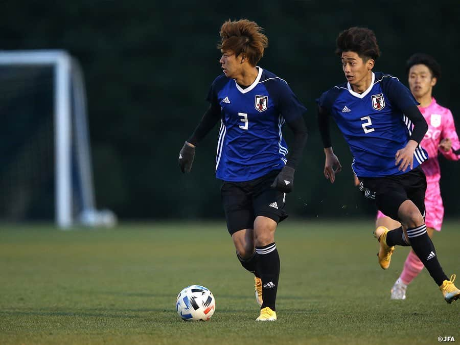 日本サッカー協会さんのインスタグラム写真 - (日本サッカー協会Instagram)「【2020.12.25 Training Match②📸】  キャンプ５日目を迎えた#U19日本代表 候補は12月25日(金)、関東大学選抜とトレーニングマッチを戦い、接戦の末3-2で逆転勝利を収めました。  後半開始と同時にさらに7人を入れ替え、GKは#鈴木彩艶 選手(浦和ユース)、右サイドバックに#成瀬竣平 選手（名古屋グランパス）、左サイドバックに#中野伸哉 選手(サガン鳥栖U-18)。山本選手に代わってMF#藤田譲瑠チマ 選手(東京ヴェルディ)がボランチの一角を任され、左のワイドポジションにMF#小田裕太郎 選手(ヴィッセル神戸)を配置。2トップはFW#西川潤 選手(セレッソ大阪)とFW#斉藤光毅 選手(横浜FC)が入ります。 すると日本はすぐさま反撃の狼煙を上げます。53分、武田選手の右サイドからの折り返しのこぼれ玉を拾った斉藤選手がペナルティエリア内の端からシュートを突き刺し同点に。 そして56分には「武田選手からすごくいいスルーパスが来たので余裕を持って相手GKの位置も見ながら決められた」と振り返った斉藤選手の2点目で逆転します。60分には、DF#馬場晴也(東京ヴェルディ)、DF#半田陸 (モンテディオ山形)、MF#柴田壮介 (湘南ベルマーレ)、MF#成岡輝瑠 (清水エスパルスユース)の4選手を投入し、全選手が出場を果たします。  84分には相手右サイドからのクロスを頭で叩き込まれ2-2に追いつかれ、同点で試合が終了するかと思われましたが日本は勝利を諦めず、87分に右サイドを駆け上がった成瀬選手がボールをカット。ドリブルで中に切り返し、左足を一閃。豪快なミドルシュートが決勝点となり、3-2で関東大学選抜に勝利しました。 今キャンプでのトレーニングマッチ2戦2勝となったU-19日本代表候補の活動は27日(日)まで続きます。  #daihyo #jfa」12月26日 8時07分 - japanfootballassociation