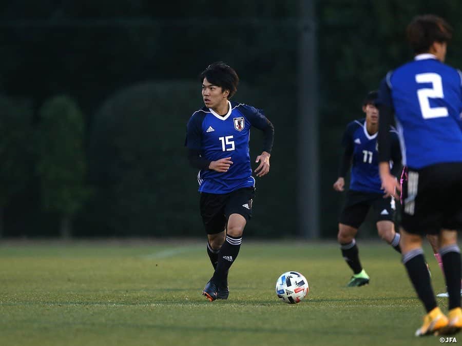日本サッカー協会さんのインスタグラム写真 - (日本サッカー協会Instagram)「【2020.12.25 Training Match②📸】  キャンプ５日目を迎えた#U19日本代表 候補は12月25日(金)、関東大学選抜とトレーニングマッチを戦い、接戦の末3-2で逆転勝利を収めました。  後半開始と同時にさらに7人を入れ替え、GKは#鈴木彩艶 選手(浦和ユース)、右サイドバックに#成瀬竣平 選手（名古屋グランパス）、左サイドバックに#中野伸哉 選手(サガン鳥栖U-18)。山本選手に代わってMF#藤田譲瑠チマ 選手(東京ヴェルディ)がボランチの一角を任され、左のワイドポジションにMF#小田裕太郎 選手(ヴィッセル神戸)を配置。2トップはFW#西川潤 選手(セレッソ大阪)とFW#斉藤光毅 選手(横浜FC)が入ります。 すると日本はすぐさま反撃の狼煙を上げます。53分、武田選手の右サイドからの折り返しのこぼれ玉を拾った斉藤選手がペナルティエリア内の端からシュートを突き刺し同点に。 そして56分には「武田選手からすごくいいスルーパスが来たので余裕を持って相手GKの位置も見ながら決められた」と振り返った斉藤選手の2点目で逆転します。60分には、DF#馬場晴也(東京ヴェルディ)、DF#半田陸 (モンテディオ山形)、MF#柴田壮介 (湘南ベルマーレ)、MF#成岡輝瑠 (清水エスパルスユース)の4選手を投入し、全選手が出場を果たします。  84分には相手右サイドからのクロスを頭で叩き込まれ2-2に追いつかれ、同点で試合が終了するかと思われましたが日本は勝利を諦めず、87分に右サイドを駆け上がった成瀬選手がボールをカット。ドリブルで中に切り返し、左足を一閃。豪快なミドルシュートが決勝点となり、3-2で関東大学選抜に勝利しました。 今キャンプでのトレーニングマッチ2戦2勝となったU-19日本代表候補の活動は27日(日)まで続きます。  #daihyo #jfa」12月26日 8時07分 - japanfootballassociation