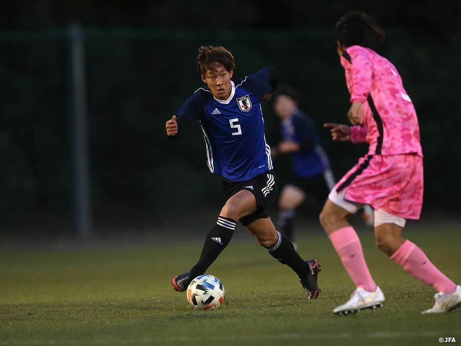 日本サッカー協会さんのインスタグラム写真 - (日本サッカー協会Instagram)「【2020.12.25 Training Match②📸】  キャンプ５日目を迎えた#U19日本代表 候補は12月25日(金)、関東大学選抜とトレーニングマッチを戦い、接戦の末3-2で逆転勝利を収めました。  後半開始と同時にさらに7人を入れ替え、GKは#鈴木彩艶 選手(浦和ユース)、右サイドバックに#成瀬竣平 選手（名古屋グランパス）、左サイドバックに#中野伸哉 選手(サガン鳥栖U-18)。山本選手に代わってMF#藤田譲瑠チマ 選手(東京ヴェルディ)がボランチの一角を任され、左のワイドポジションにMF#小田裕太郎 選手(ヴィッセル神戸)を配置。2トップはFW#西川潤 選手(セレッソ大阪)とFW#斉藤光毅 選手(横浜FC)が入ります。 すると日本はすぐさま反撃の狼煙を上げます。53分、武田選手の右サイドからの折り返しのこぼれ玉を拾った斉藤選手がペナルティエリア内の端からシュートを突き刺し同点に。 そして56分には「武田選手からすごくいいスルーパスが来たので余裕を持って相手GKの位置も見ながら決められた」と振り返った斉藤選手の2点目で逆転します。60分には、DF#馬場晴也(東京ヴェルディ)、DF#半田陸 (モンテディオ山形)、MF#柴田壮介 (湘南ベルマーレ)、MF#成岡輝瑠 (清水エスパルスユース)の4選手を投入し、全選手が出場を果たします。  84分には相手右サイドからのクロスを頭で叩き込まれ2-2に追いつかれ、同点で試合が終了するかと思われましたが日本は勝利を諦めず、87分に右サイドを駆け上がった成瀬選手がボールをカット。ドリブルで中に切り返し、左足を一閃。豪快なミドルシュートが決勝点となり、3-2で関東大学選抜に勝利しました。 今キャンプでのトレーニングマッチ2戦2勝となったU-19日本代表候補の活動は27日(日)まで続きます。  #daihyo #jfa」12月26日 8時07分 - japanfootballassociation