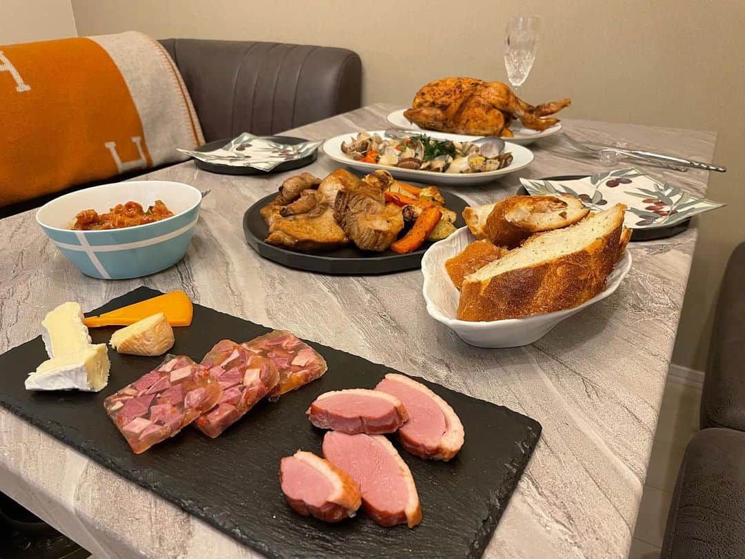 川戸沙羅のインスタグラム：「・ Christmas dinner🏠🎄✨  ✴︎アクアパッツァ ✴︎スペアリブのオレンジ煮 ✴︎丸鶏のオーブン焼き ✴︎トリッパ ✴︎グリル野菜 ✴︎トマトオニオングラタンスープ  アクアパッツァの残りでパスタ🍝  グリル野菜は丸鶏をオーブンで焼く時に下に敷くとどっちも更に美味しくなる🐓🥔🥕🍆  スペアリブの下味はレモンとオレンジで...🍋🍊 レモンを一緒に煮詰めてちょっと苦みが出てしまった事があって、今回は避けてから煮詰めたら成功🍖  トマトオニオングラタンスープはさわっぱ先生のクリスマスレッスンで教わったものを作ってみました🍅  トリッパは初挑戦✨ハチノスは低脂質で大好きな食材💕 だけど、とにかく時間かかった...笑  またまた準備から楽しんで沢山作っちゃった〜🤣  #クリスマスディナー #ホームパーティー料理  #パーティー料理  #おうちごはん #夜ご飯記録  #クッキングラム」