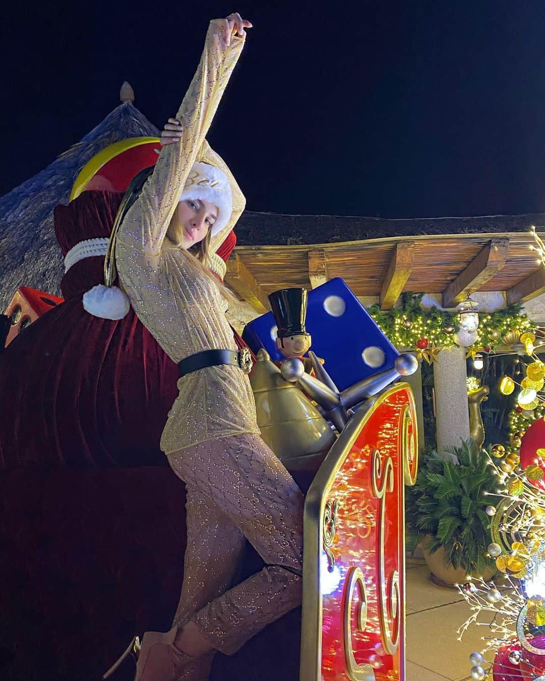 ベリンダのインスタグラム：「🎄🎁⛄️✨」