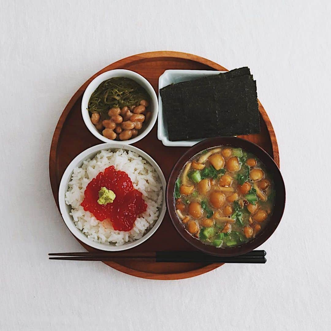 樋口正樹さんのインスタグラム写真 - (樋口正樹Instagram)「Today's breakfast . 今朝は筋子とごはん、 納豆とめかぶ、海苔、 なめことカブの茎で お味噌汁にしました。 . . #筋子 #すじこ #大好物 #朝ごはん #普段の朝食 #和朝食 #なめこの味噌汁 #焼き海苔 #japanesebreakfast #japanesefood」12月26日 8時18分 - higuccini