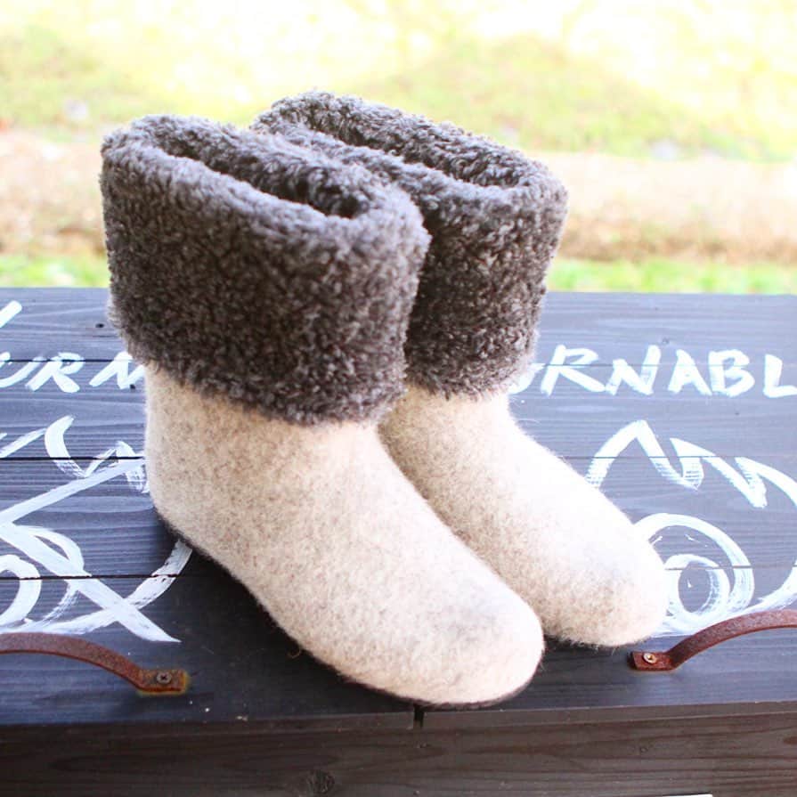 Lahtiset（ラハティセット）さんのインスタグラム写真 - (Lahtiset（ラハティセット）Instagram)「ラハティセット・フェルトショートブーツ ＠ ドロフィーズ  寒い冬の脚を優しく包んでくれます。  http://www.lahtisetjp.net/   #北欧 #lahtiset #フェルト #ルームシューズ　#北欧雑貨 #フィンランド #ヤムサ #ファッション #Aki #jonas #ハンドメイド  #天然ウール #温もり #お家生活 #田舎暮らし ＃楽園 #北欧ライフスタイル #秋 #森 #旅行 #グランピング #リゾート #100年 ＃匠の技 #お洒落な人と繋がりたい #ドロフィーズ #ムーミン」12月26日 8時18分 - lahtiset_japan