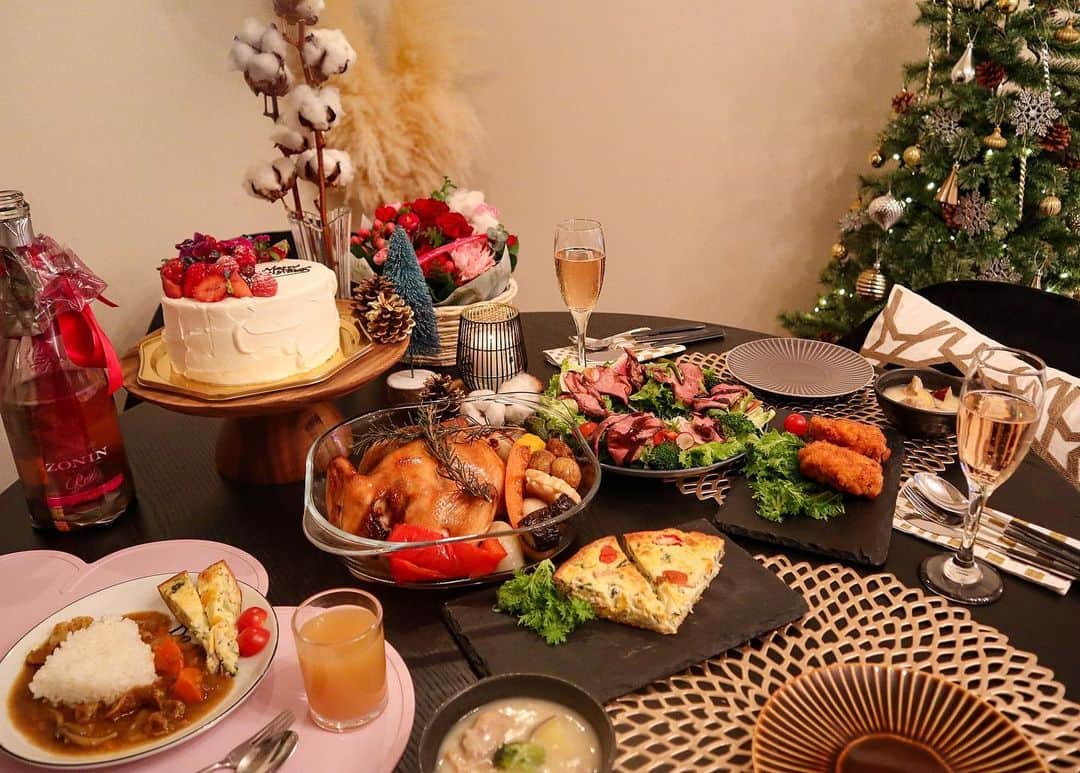 DJ YURiAのインスタグラム：「🎄🍽🎄  今年は @rinatokitchen さん にお願いしました💓﻿ ﻿ 美味しいお料理が自宅に届く﻿ って本当に最高✨﻿ キッズカレー&シチューも 本当にありがたかったー🥺💓 詳しくはアメブロに書きました📝 ﻿ ﻿ ケーキは好きなカフェのもの🎂﻿ これまた可愛くて美味しくて﻿ 大正解🍓❤️﻿ ﻿  あークリスマスって幸せ🥰 ﻿ 私は今年何もしなかったけど笑  や、IKEA組み立てた🙈﻿ パパにプレゼントあげた！🎁 ﻿  こんなに余裕があるクリスマスは﻿ 久しぶりで、今日も早起きしちゃ った﻿🤣﻿ ﻿ ﻿ 全国のママさんパパさん一大 イベント﻿お疲れ様でした🙆🏻‍♀️✨﻿ ﻿ ﻿  #christmas  #christmasdinner #rinatokitchen  #クリスマス #クリスマスディナー #おうちごはん #おうちディナー #ホームパーティー #ケータリング  ﻿」
