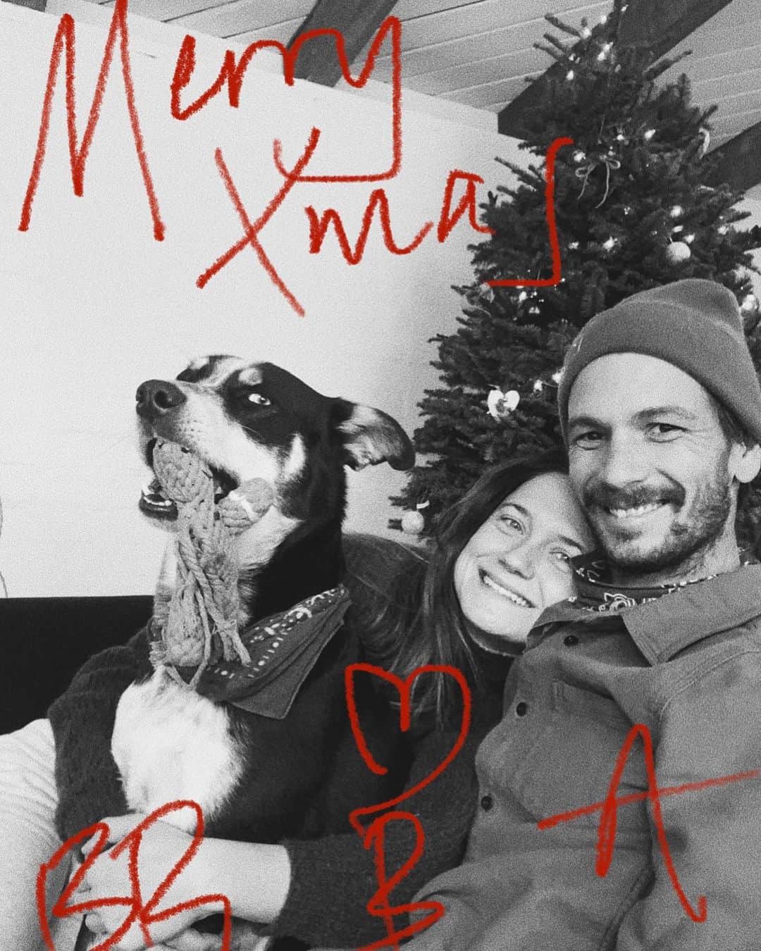 ボニー・ライトのインスタグラム：「wishing you a joyous & peaceful christmas ♥️」