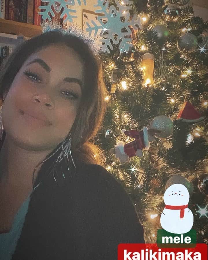 イシス・テイラーのインスタグラム：「Mele Kalikimaka. ☃️❄️🎄」